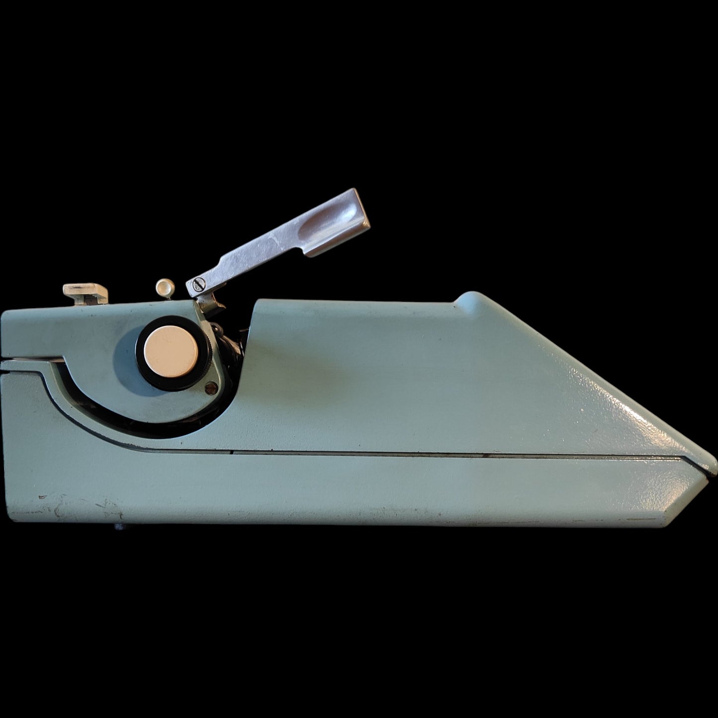 Image of Olivetti Studio 46 Typewriter. Available from universaltypewritercompany.in