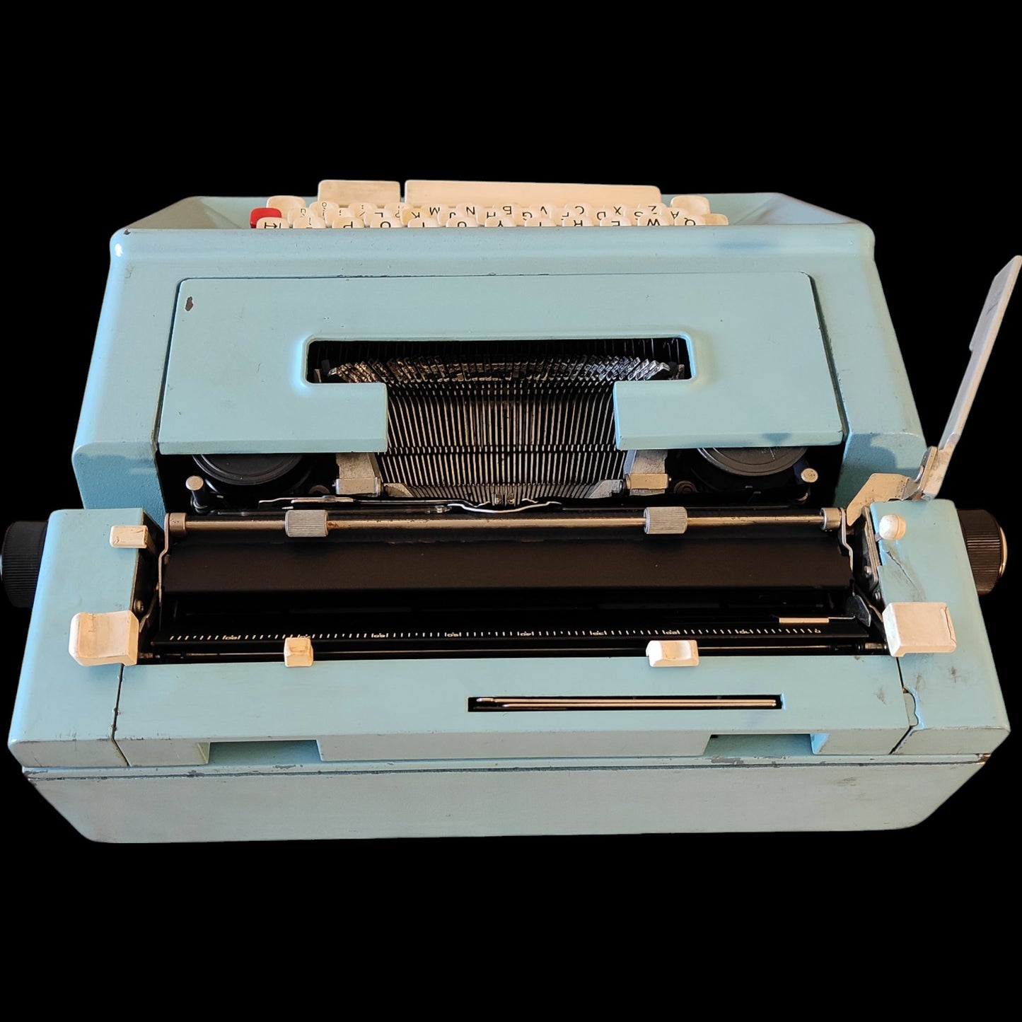 Image of Olivetti Studio 46 Typewriter. Available from universaltypewritercompany.in