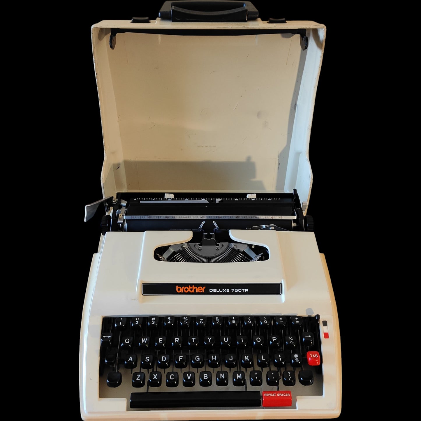 Image of Brother Deluxe 750TR Typewriter. Available from universaltypewritercompany.in