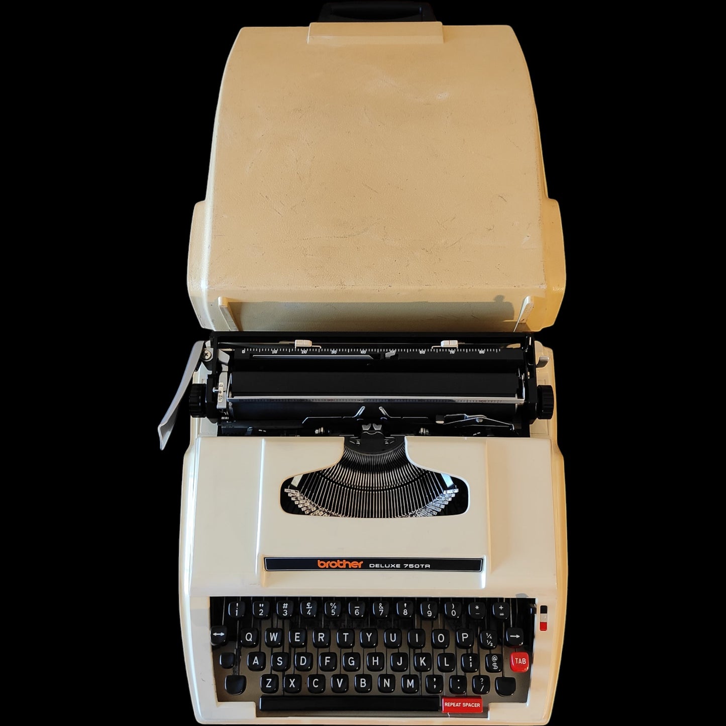 Image of Brother Deluxe 750TR Typewriter. Available from universaltypewritercompany.in