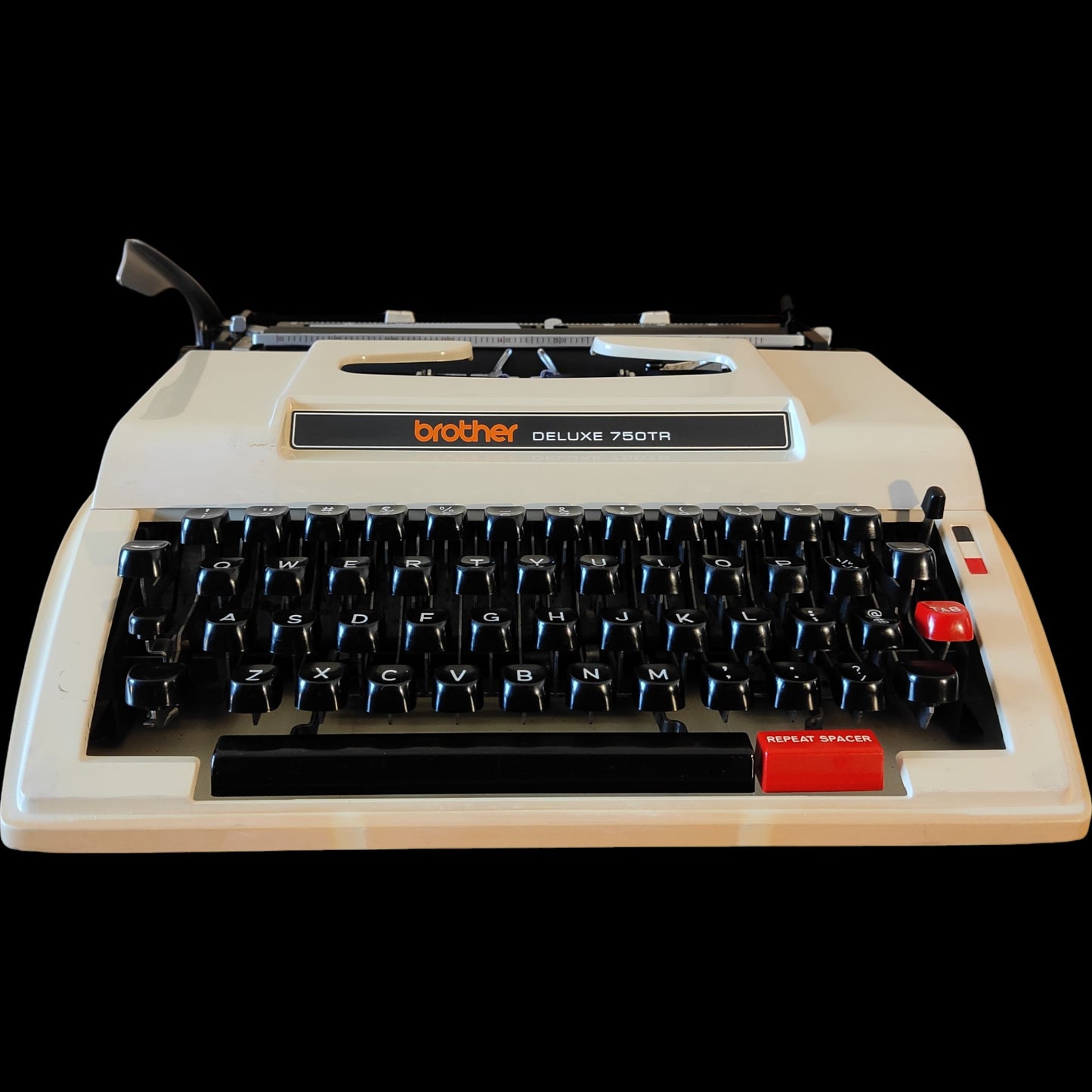 Image of Brother Deluxe 750TR Typewriter. Available from universaltypewritercompany.in
