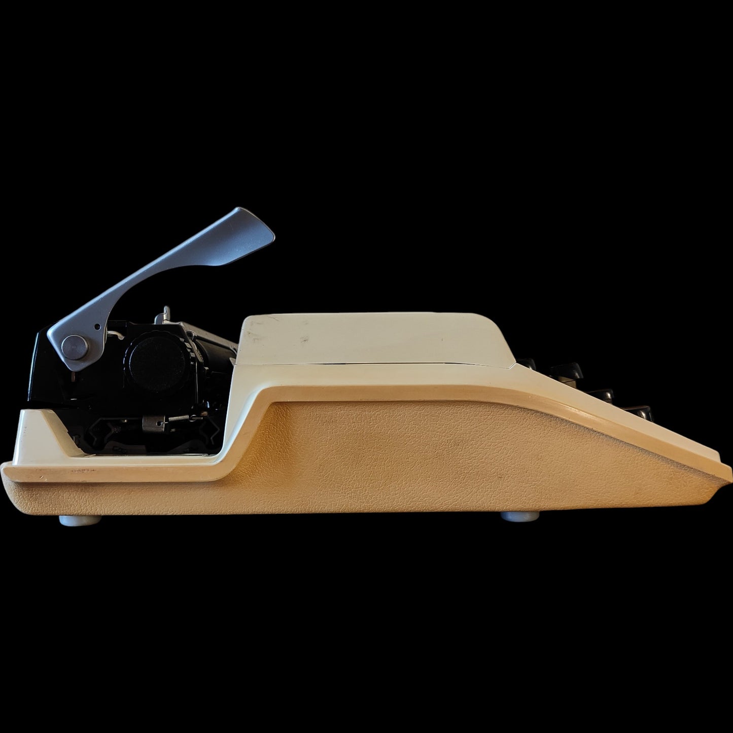 Image of Brother Deluxe 750TR Typewriter. Available from universaltypewritercompany.in