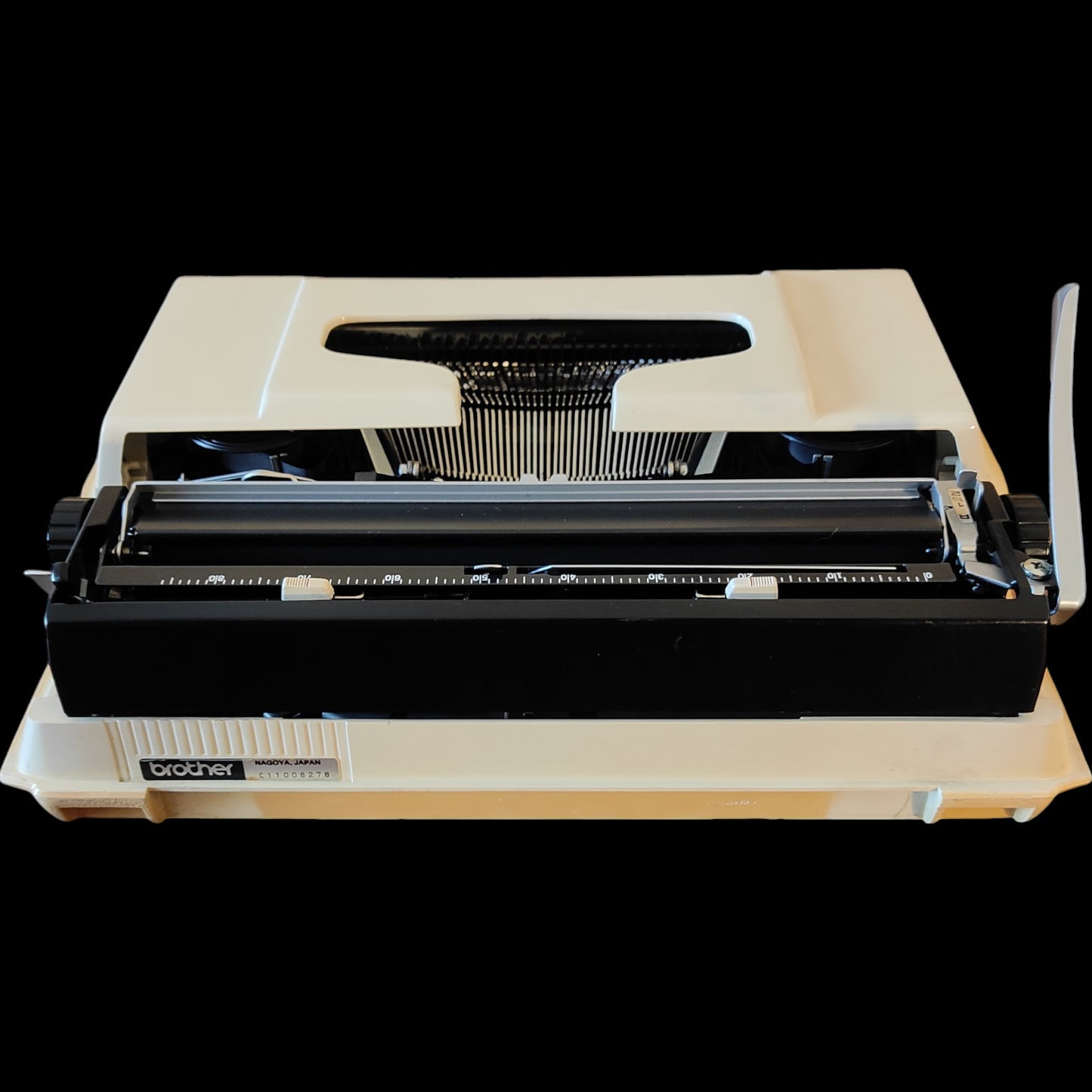 Image of Brother Deluxe 750TR Typewriter. Available from universaltypewritercompany.in