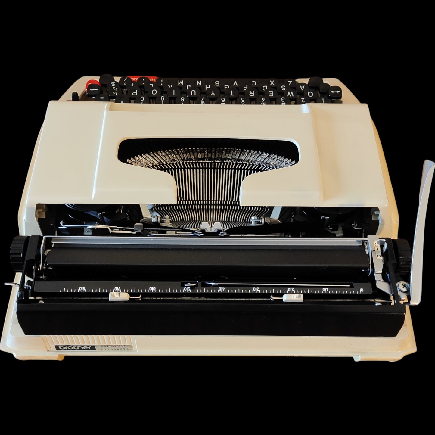 Image of Brother Deluxe 750TR Typewriter. Available from universaltypewritercompany.in
