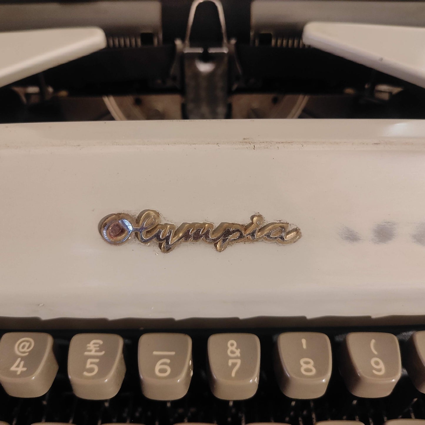 Image of Olympia SM7 Typewriter. Available from universaltypewritercompany.in