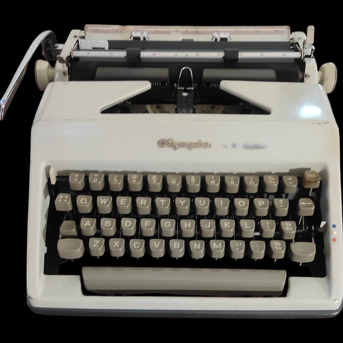 Image of Olympia SM7 Typewriter. Available from universaltypewritercompany.in
