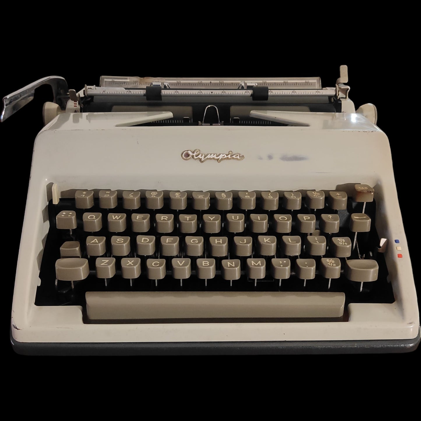 Image of Olympia SM7 Typewriter. Available from universaltypewritercompany.in