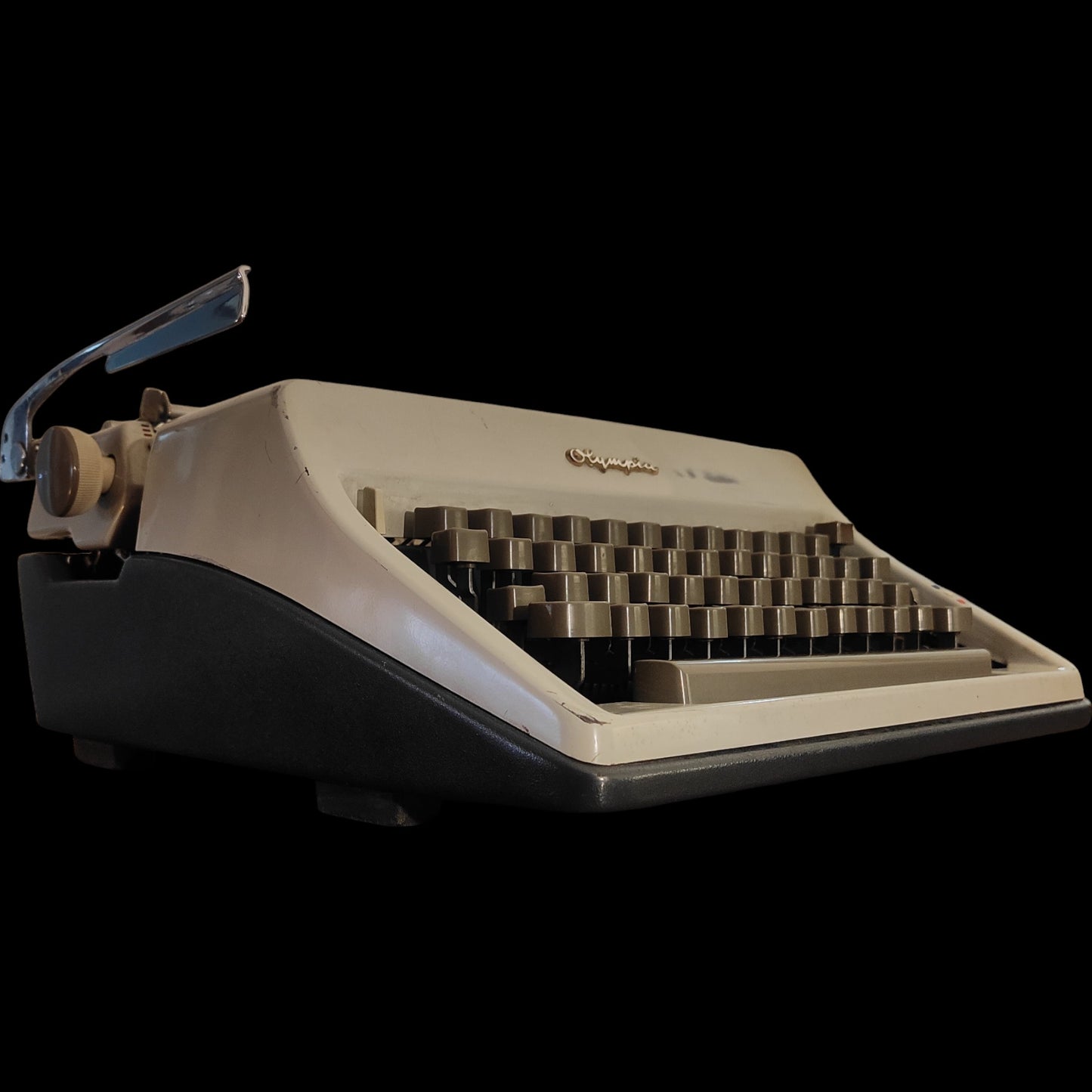 Image of Olympia SM7 Typewriter. Available from universaltypewritercompany.in
