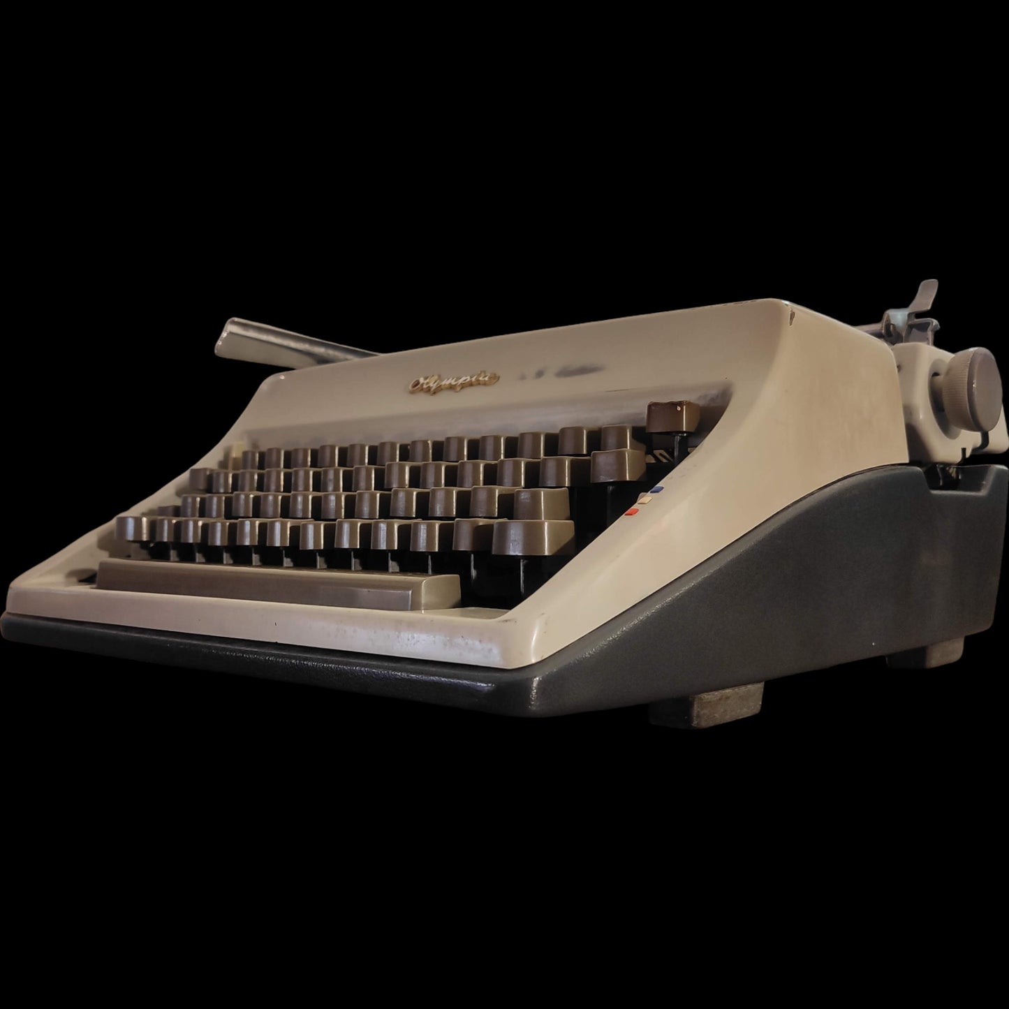 Image of Olympia SM7 Typewriter. Available from universaltypewritercompany.in