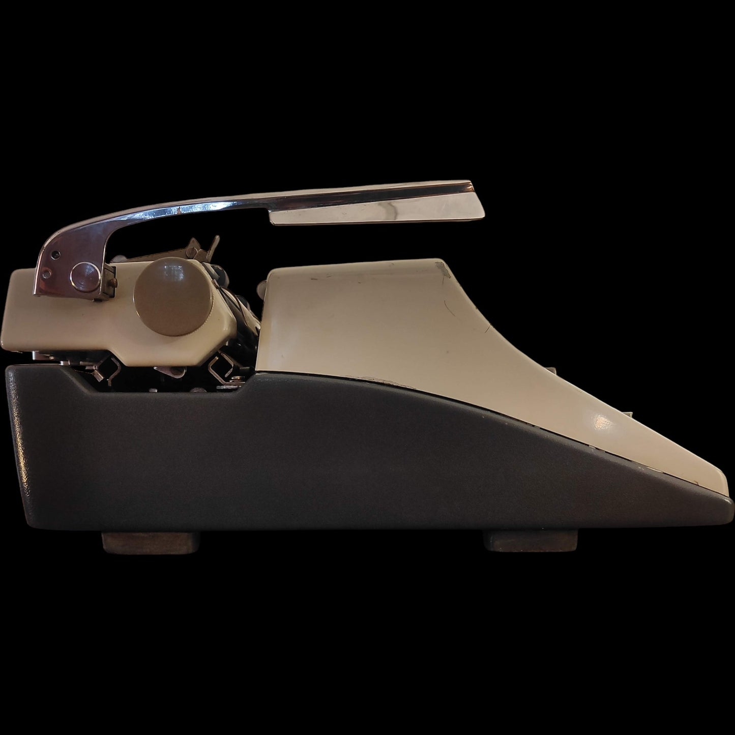Image of Olympia SM7 Typewriter. Available from universaltypewritercompany.in