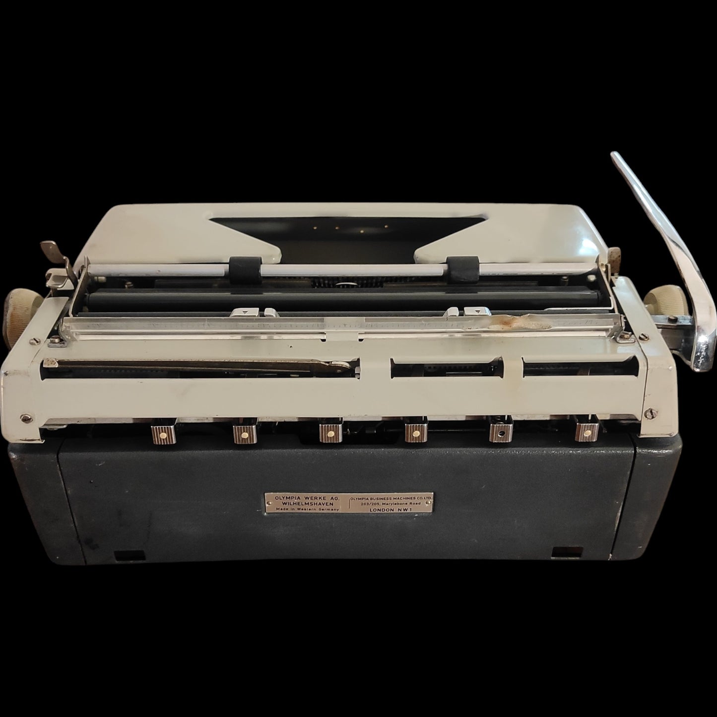 Image of Olympia SM7 Typewriter. Available from universaltypewritercompany.in