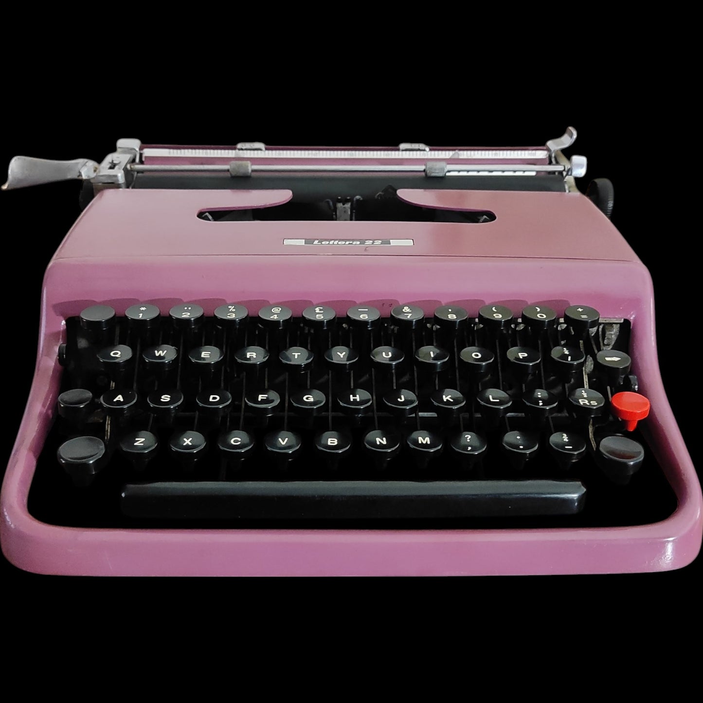 Image of Olivetti Lettera 22 Typewriter. Available from universaltypewritercompany.in