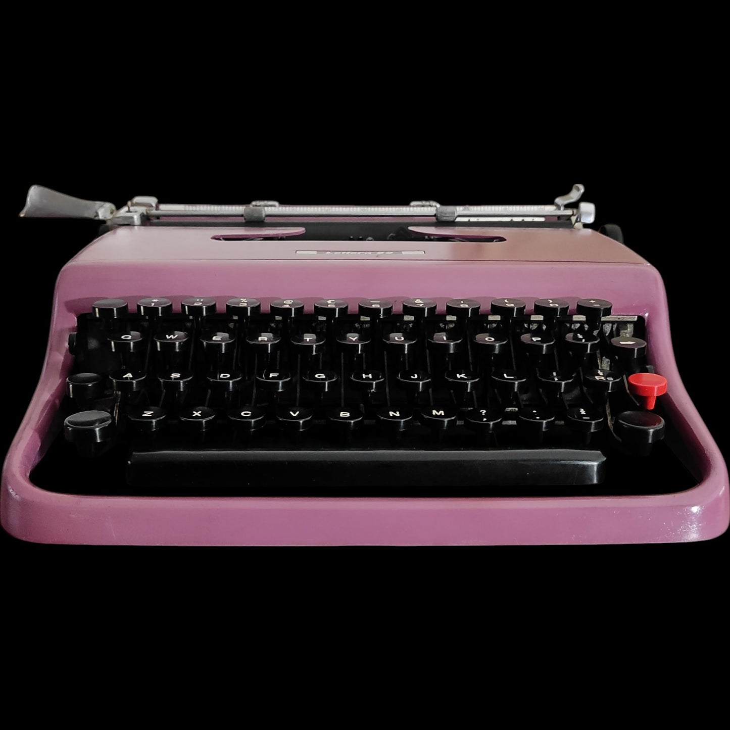 Image of Olivetti Lettera 22 Typewriter. Available from universaltypewritercompany.in