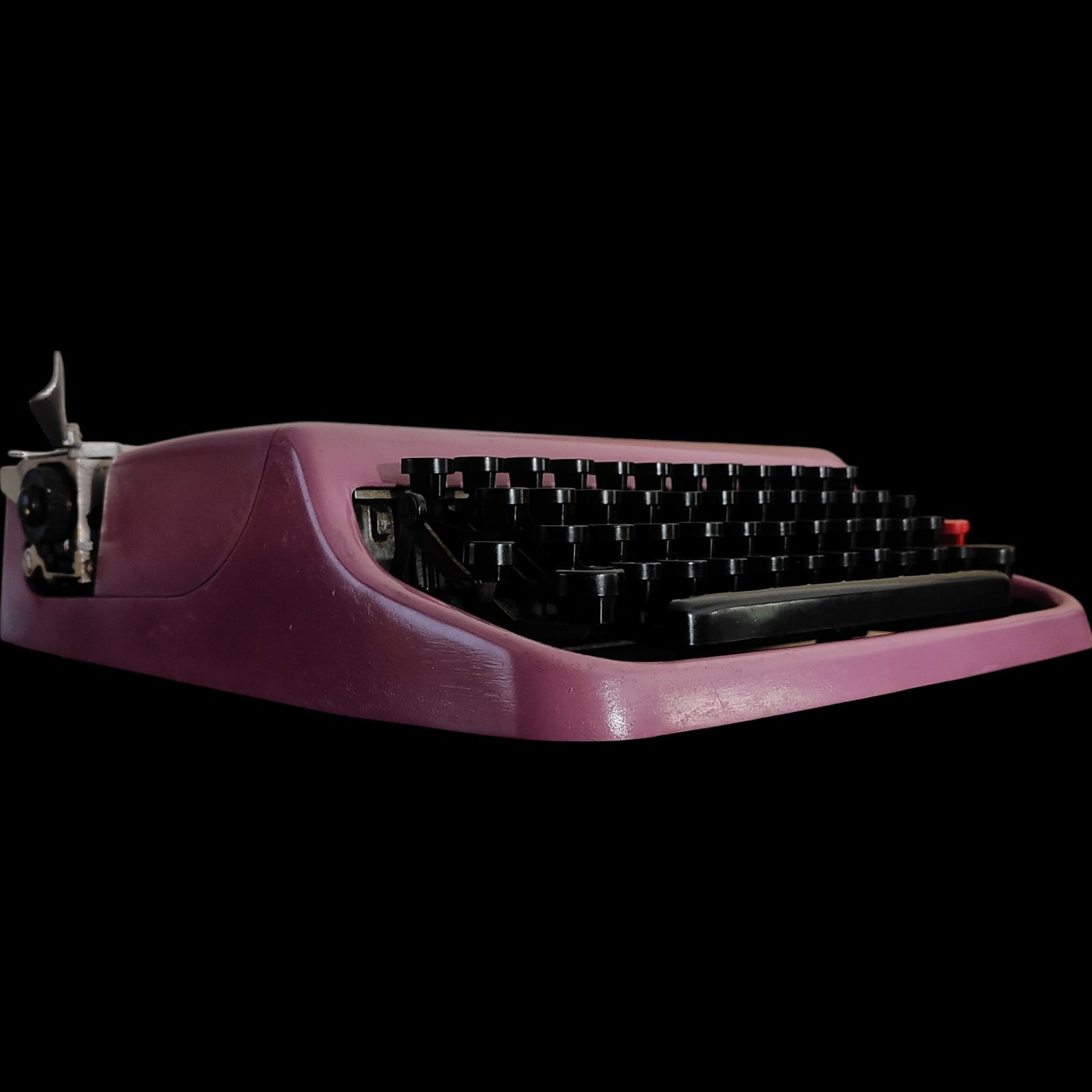 Image of Olivetti Lettera 22 Typewriter. Available from universaltypewritercompany.in