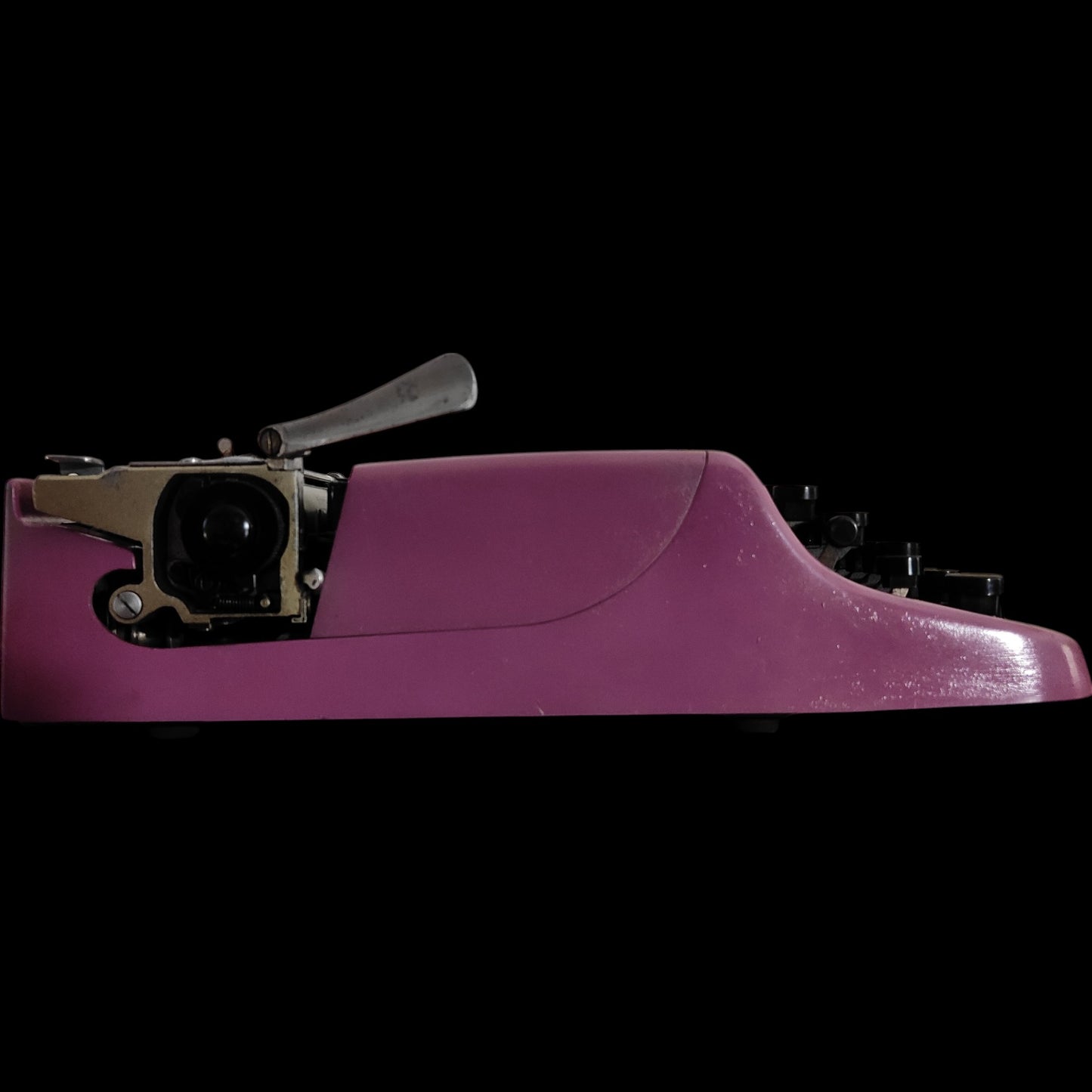 Image of Olivetti Lettera 22 Typewriter. Available from universaltypewritercompany.in
