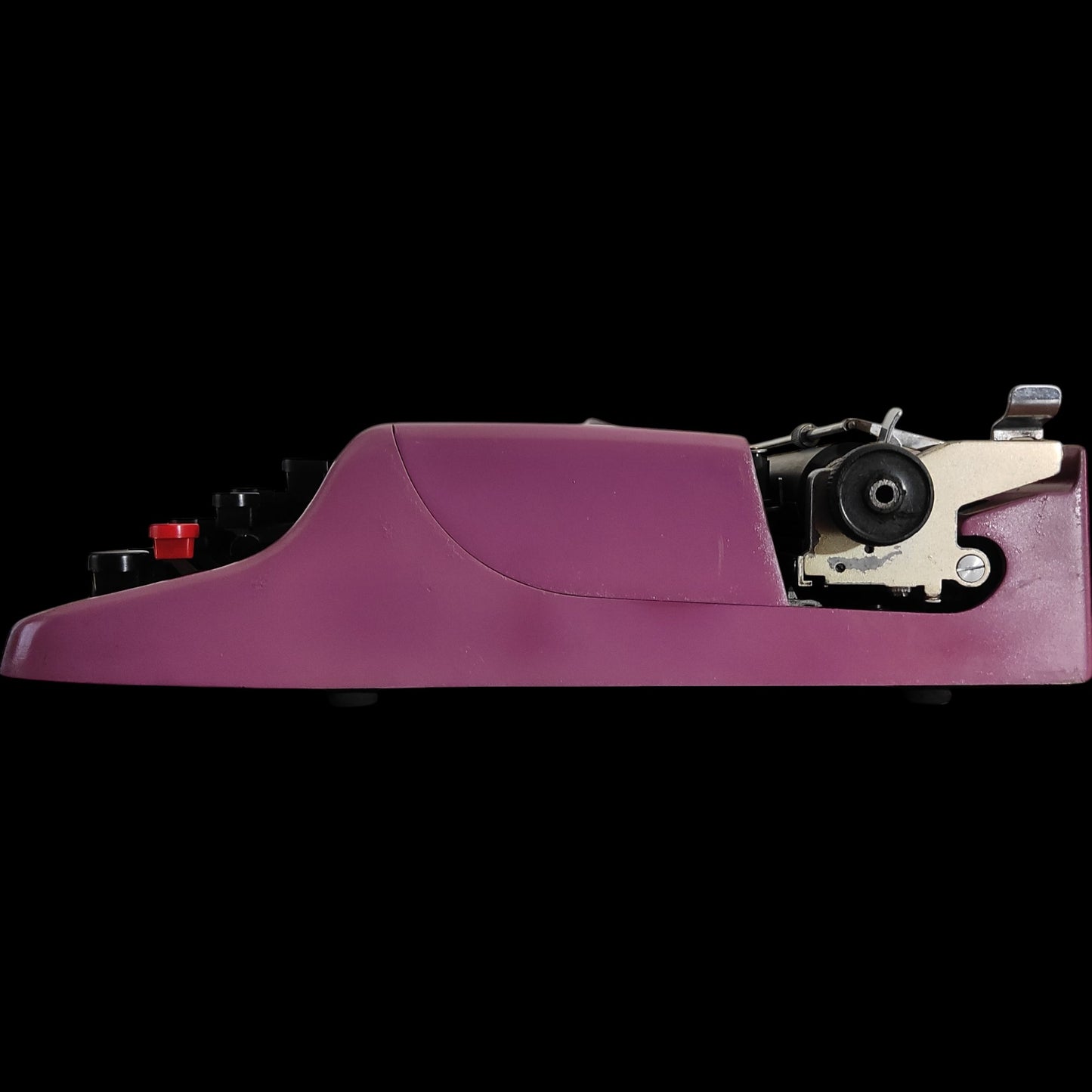 Image of Olivetti Lettera 22 Typewriter. Available from universaltypewritercompany.in