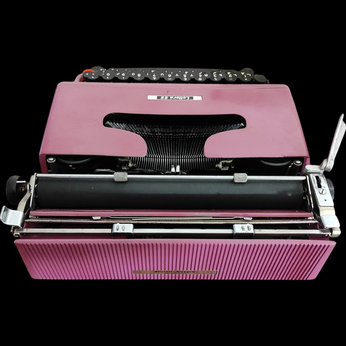 Image of Olivetti Lettera 22 Typewriter. Available from universaltypewritercompany.in