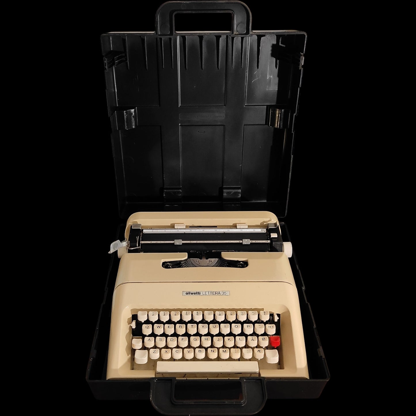 Image of Olivetti Lettera 35 Typewriter. Available from universaltypewritercompany.in