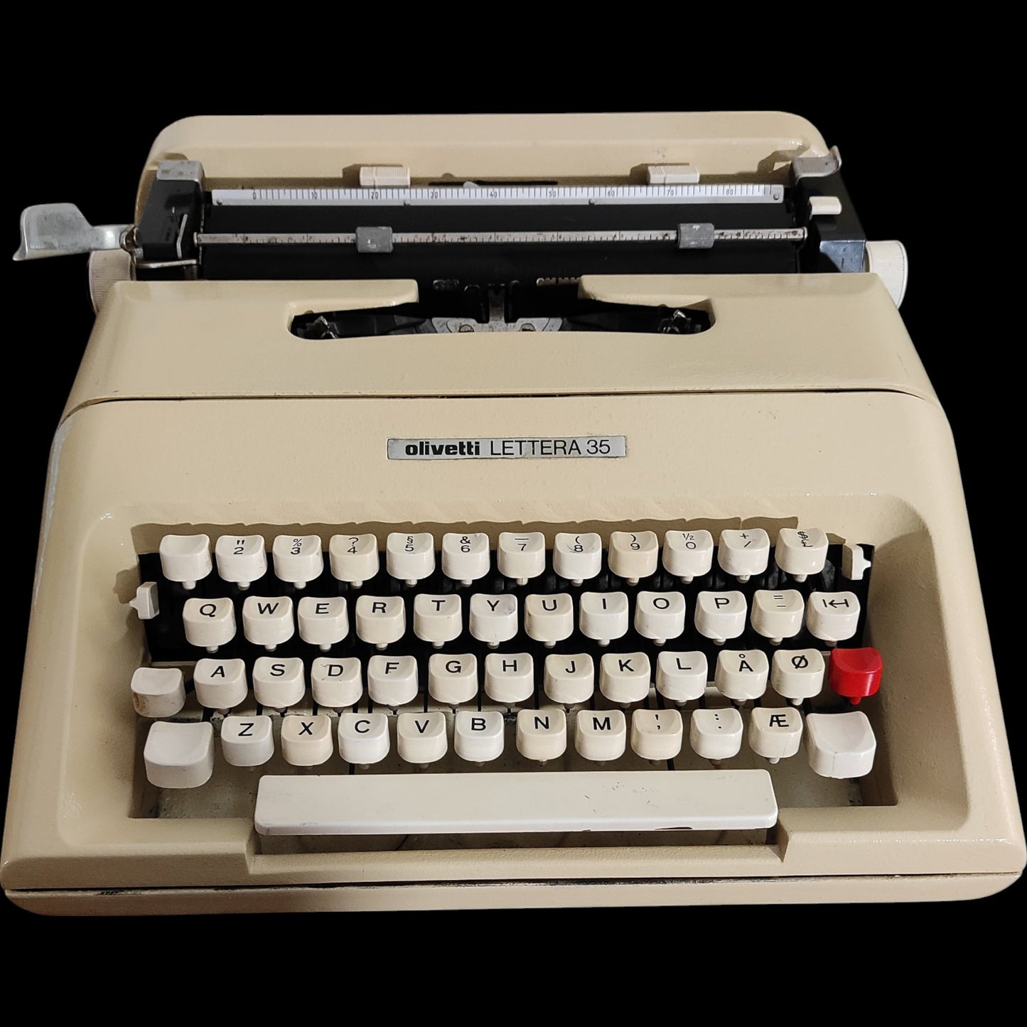 Image of Olivetti Lettera 35 Typewriter. Available from universaltypewritercompany.in