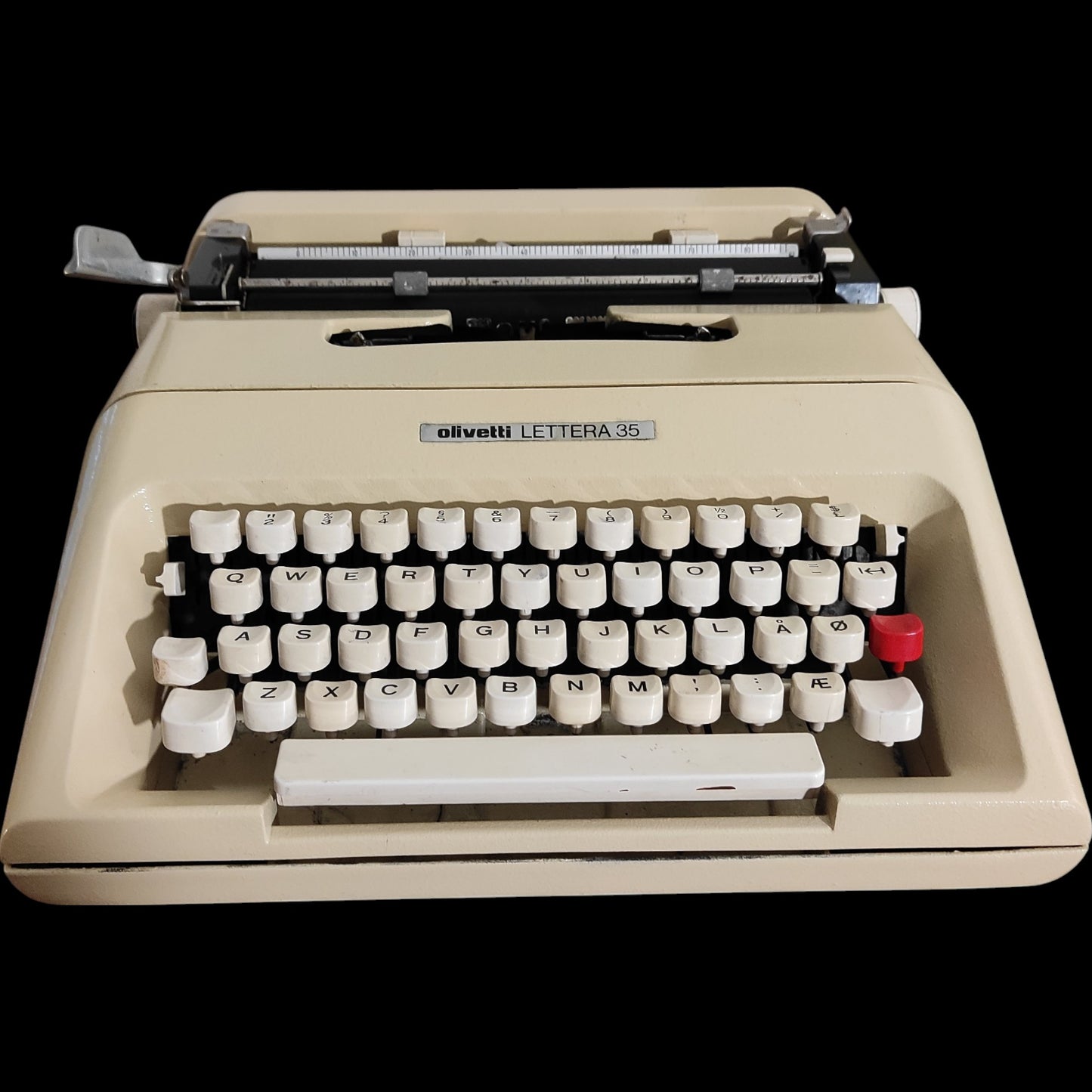 Image of Olivetti Lettera 35 Typewriter. Available from universaltypewritercompany.in