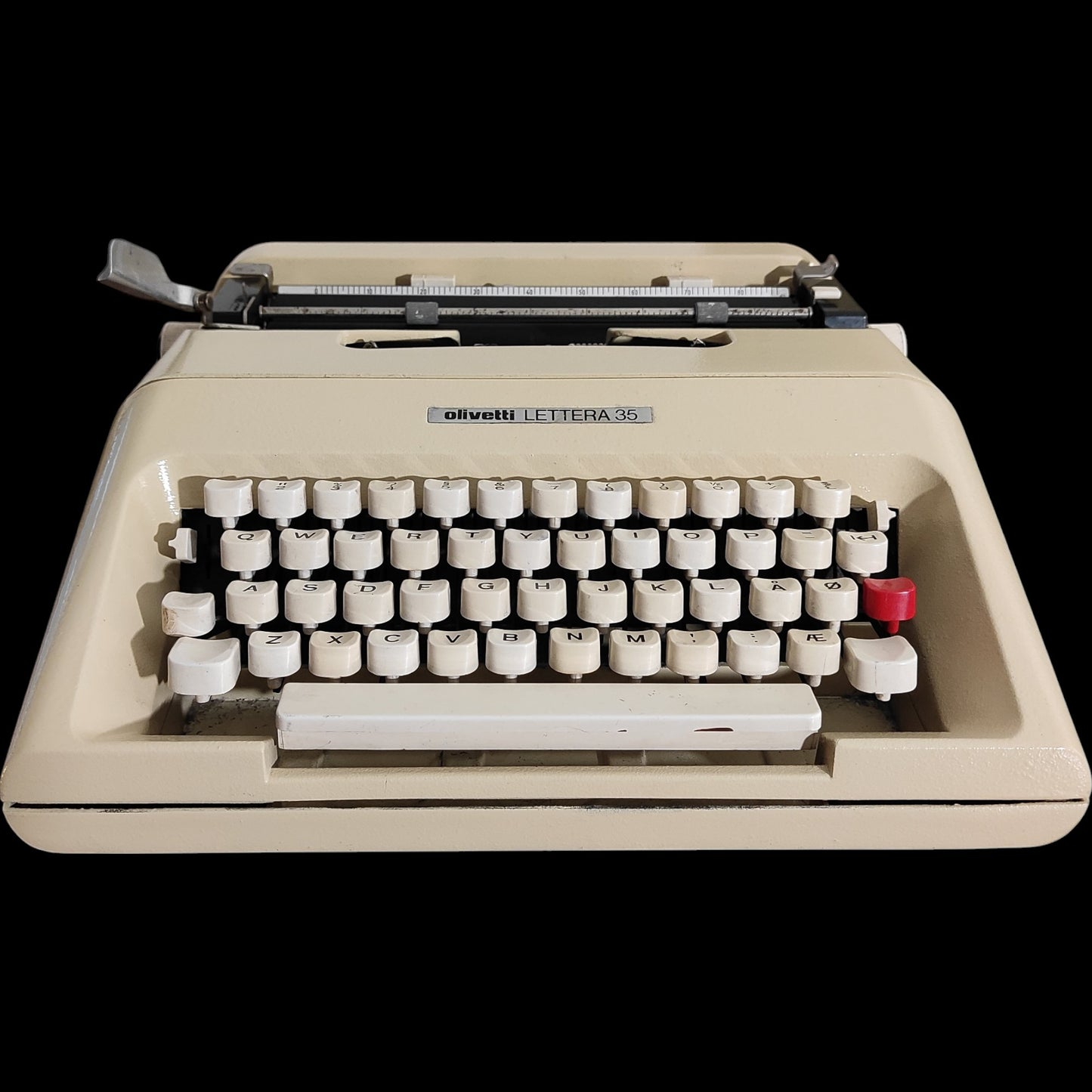 Image of Olivetti Lettera 35 Typewriter. Available from universaltypewritercompany.in