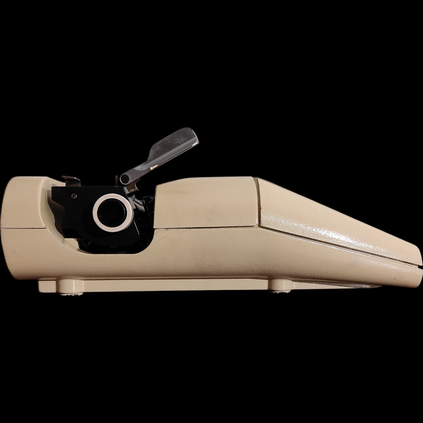 Image of Olivetti Lettera 35 Typewriter. Available from universaltypewritercompany.in