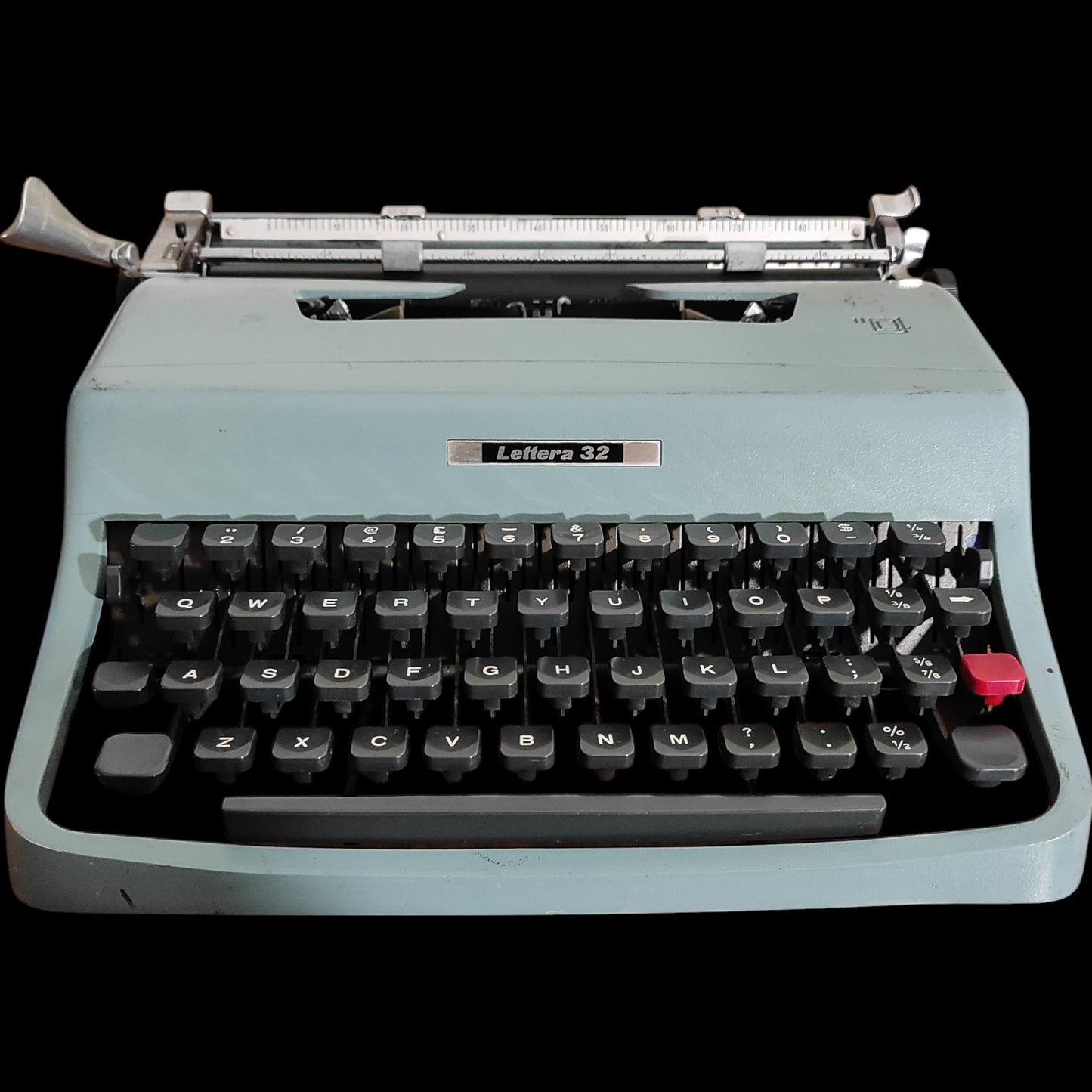 Image of Olivetti Lettera 32 Typewriter. Available from universaltypewritercompany.in