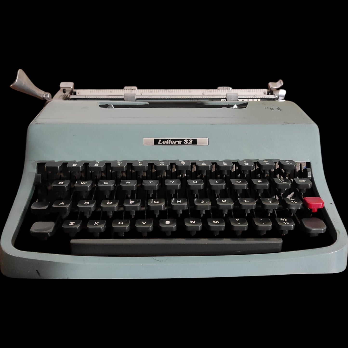 Image of Olivetti Lettera 32 Typewriter. Available from universaltypewritercompany.in