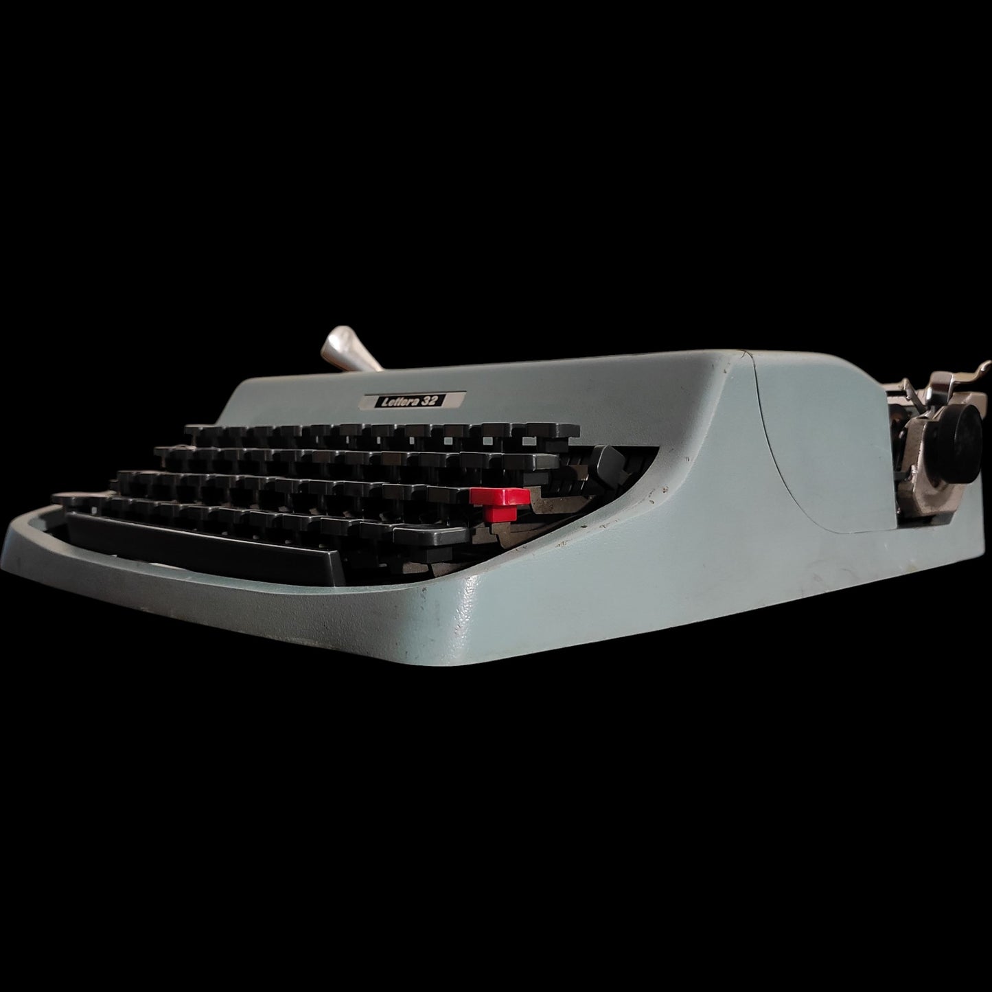 Image of Olivetti Lettera 32 Typewriter. Available from universaltypewritercompany.in