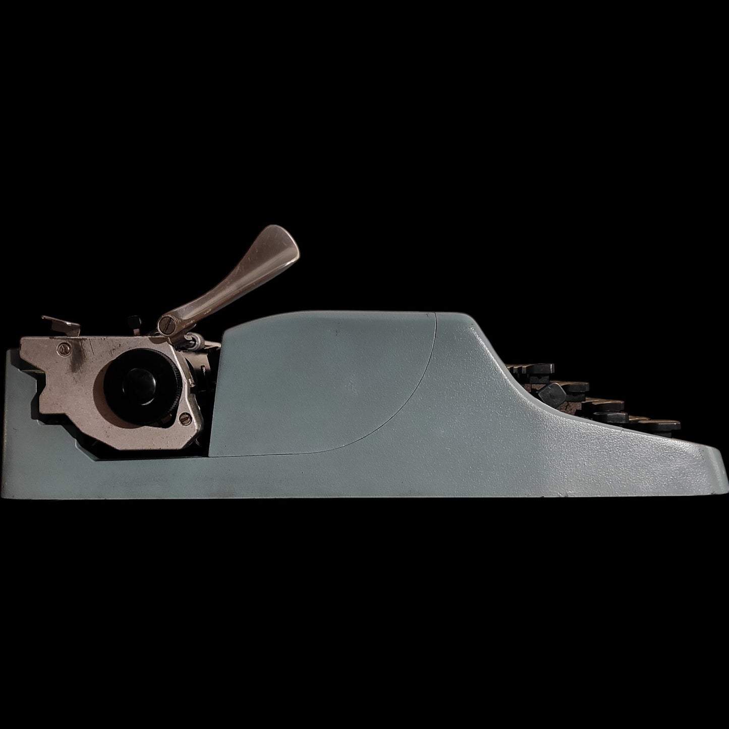 Image of Olivetti Lettera 32 Typewriter. Available from universaltypewritercompany.in