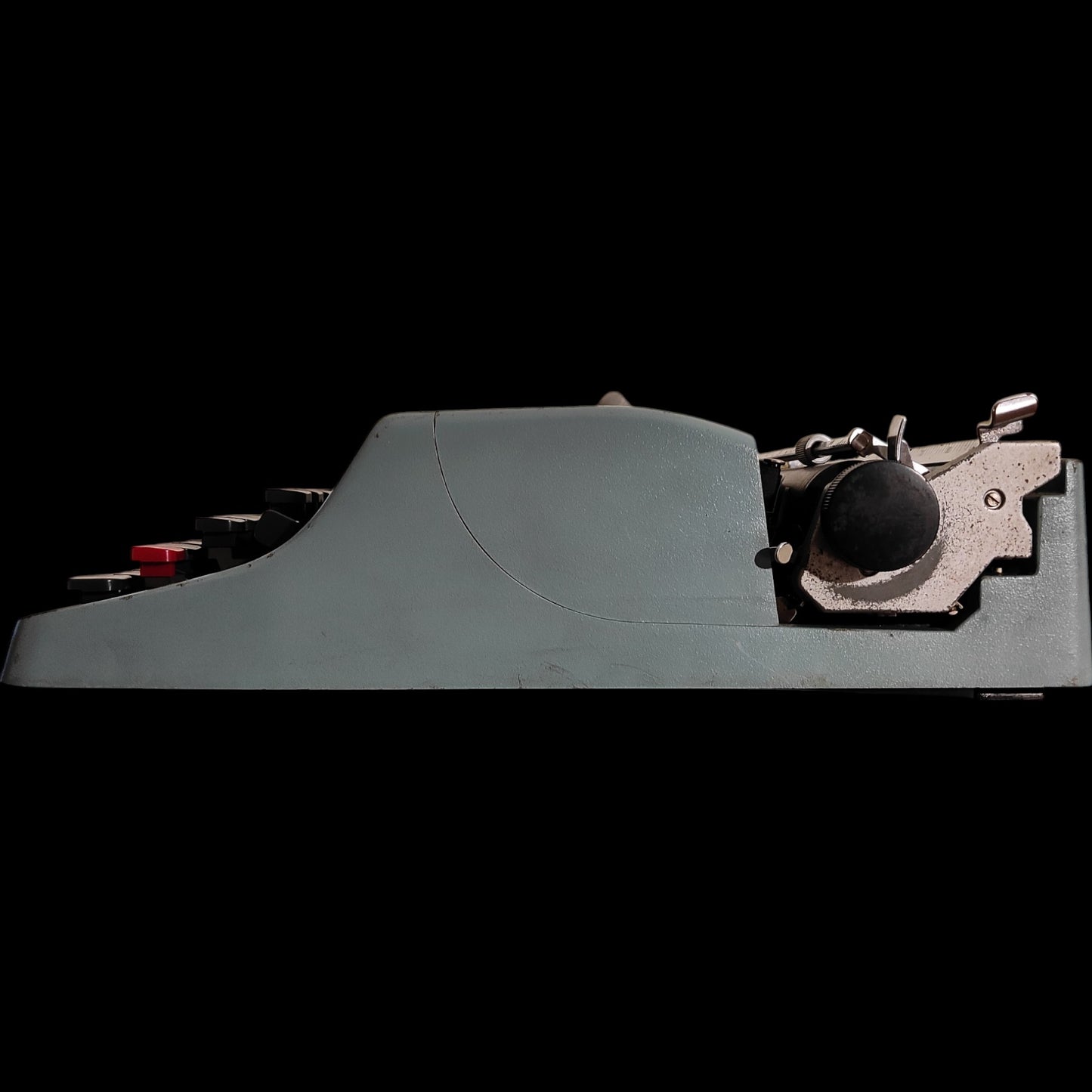 Image of Olivetti Lettera 32 Typewriter. Available from universaltypewritercompany.in