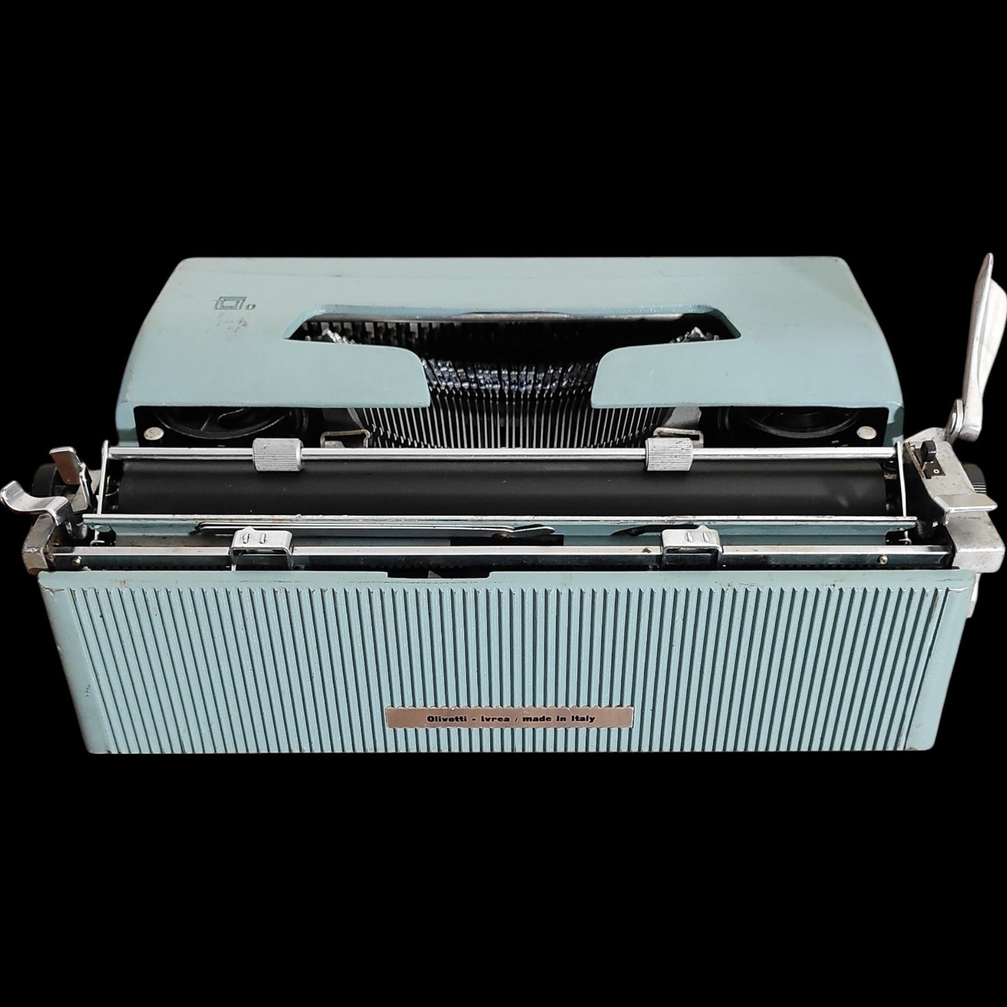 Image of Olivetti Lettera 32 Typewriter. Available from universaltypewritercompany.in