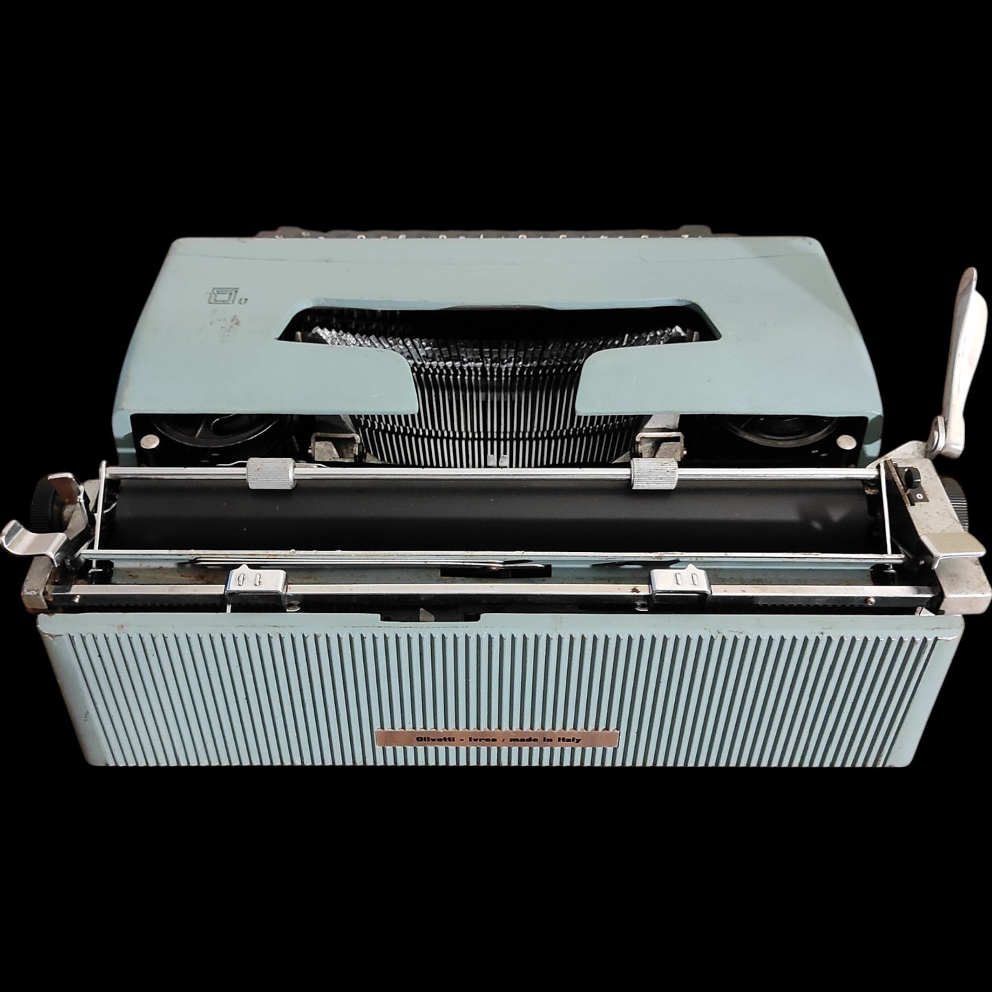 Image of Olivetti Lettera 32 Typewriter. Available from universaltypewritercompany.in