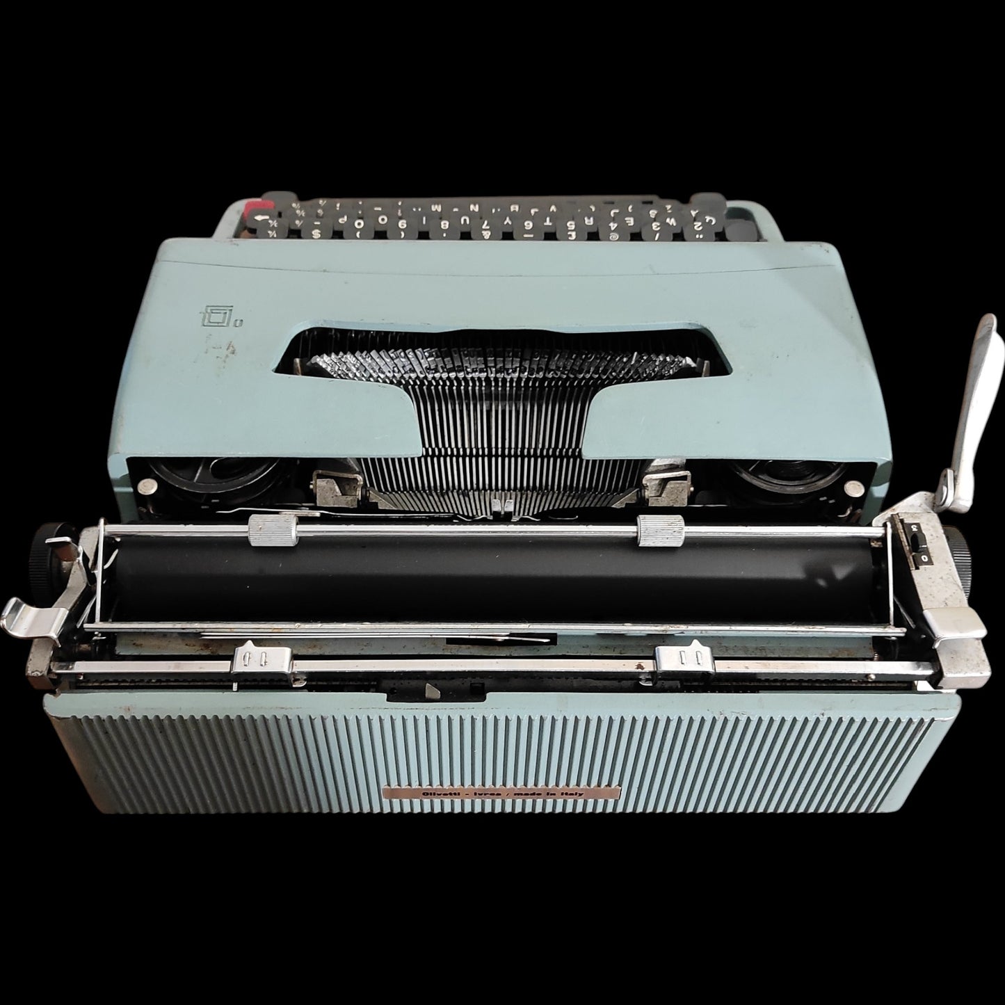 Image of Olivetti Lettera 32 Typewriter. Available from universaltypewritercompany.in