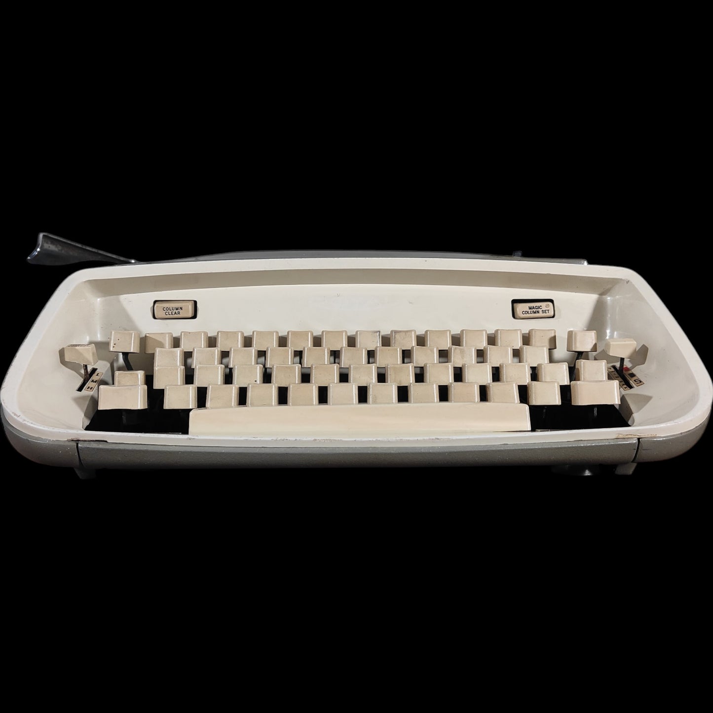 Image of Royal Safari Typewriter. Available from universaltypewritercompany.in