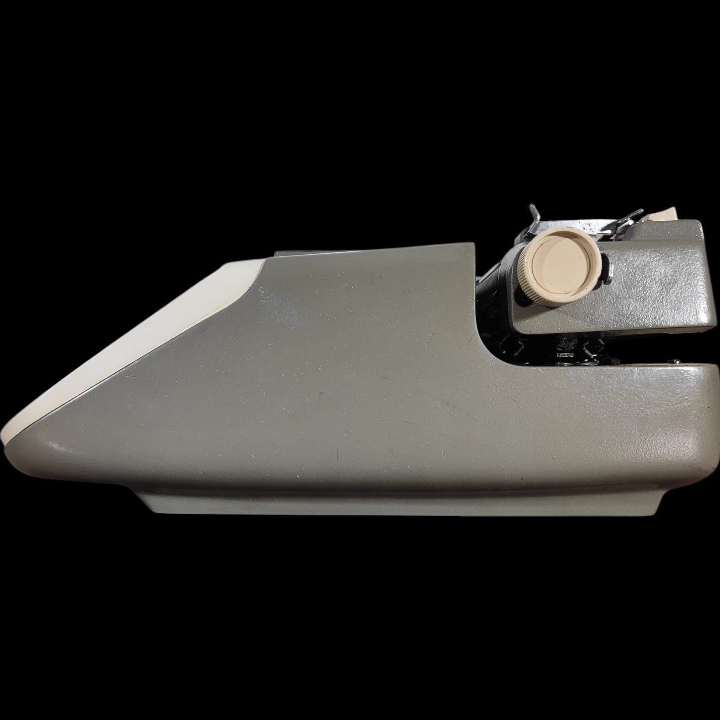 Image of Royal Safari Typewriter. Available from universaltypewritercompany.in
