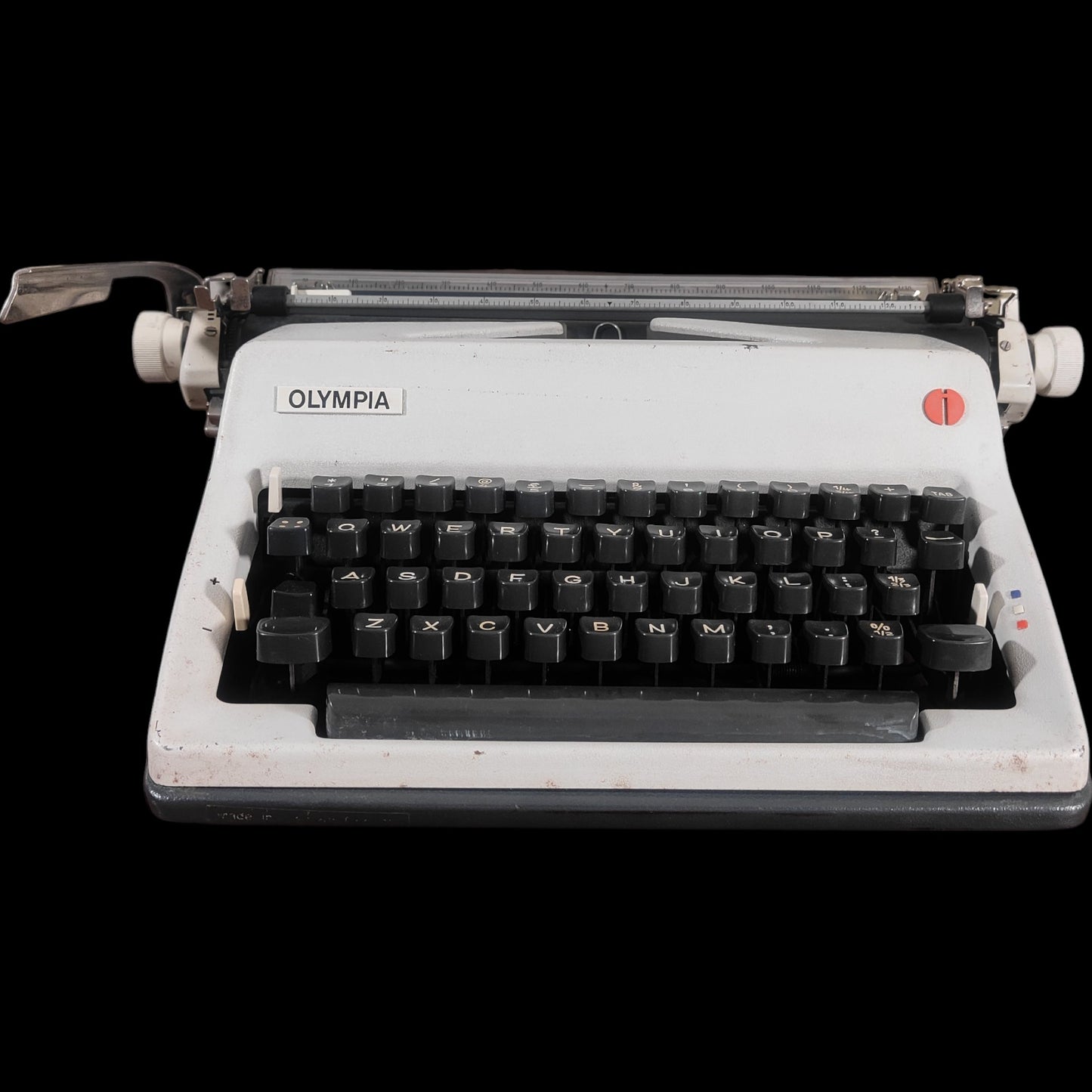 Image of Olympia SM9 Typewriter. Available from universaltypewritercompany.in
