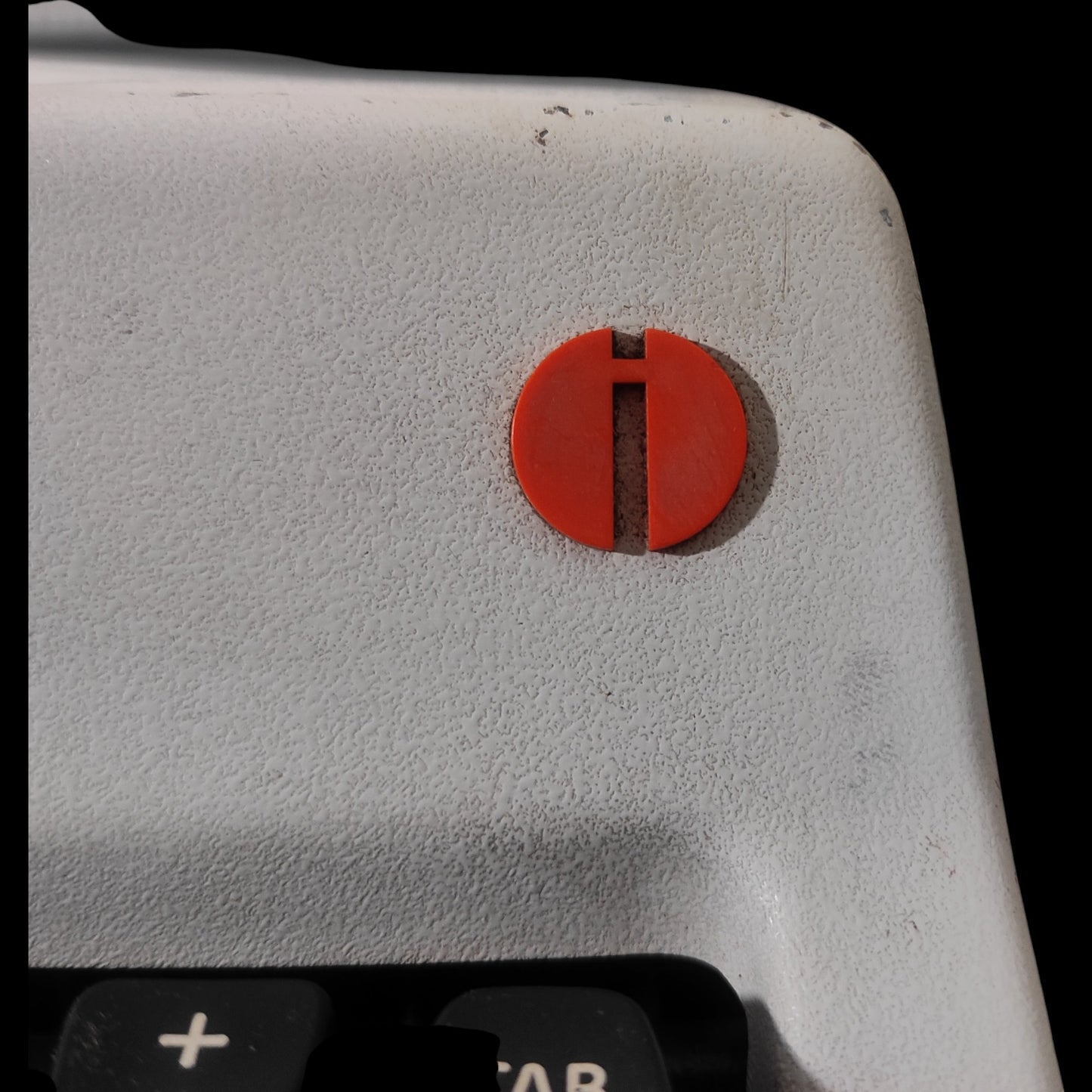 Image of Olympia SM9 Typewriter. Available from universaltypewritercompany.in