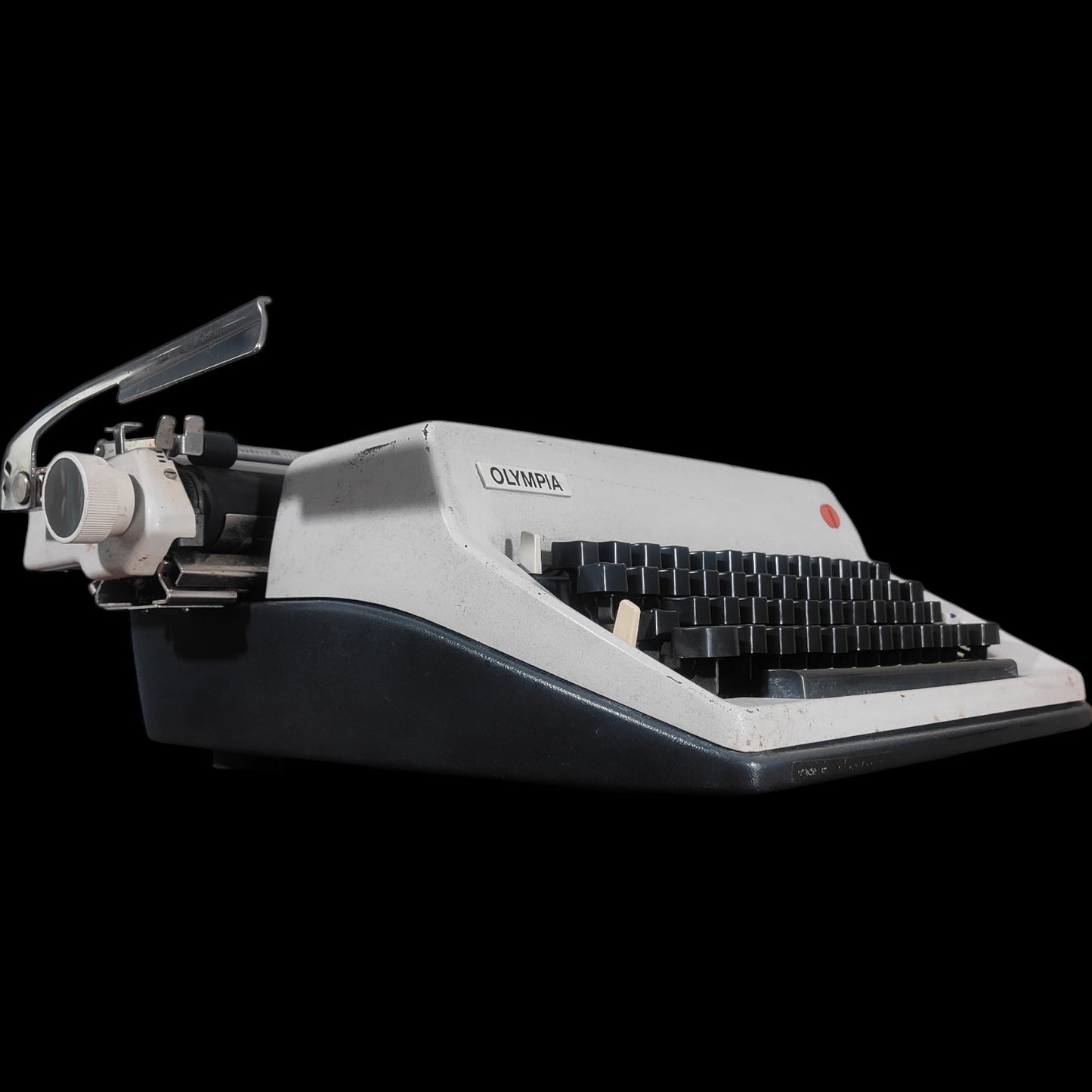 Image of Olympia SM9 Typewriter. Available from universaltypewritercompany.in