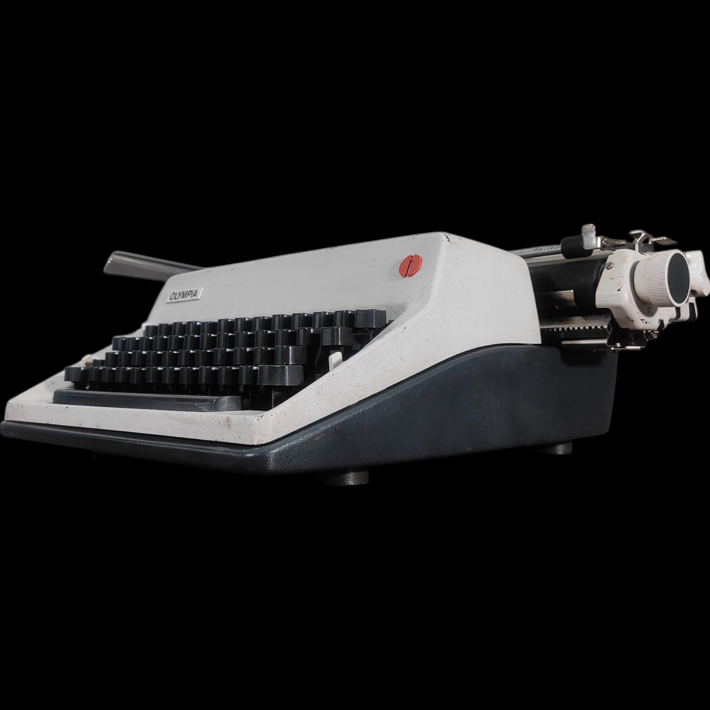 Image of Olympia SM9 Typewriter. Available from universaltypewritercompany.in