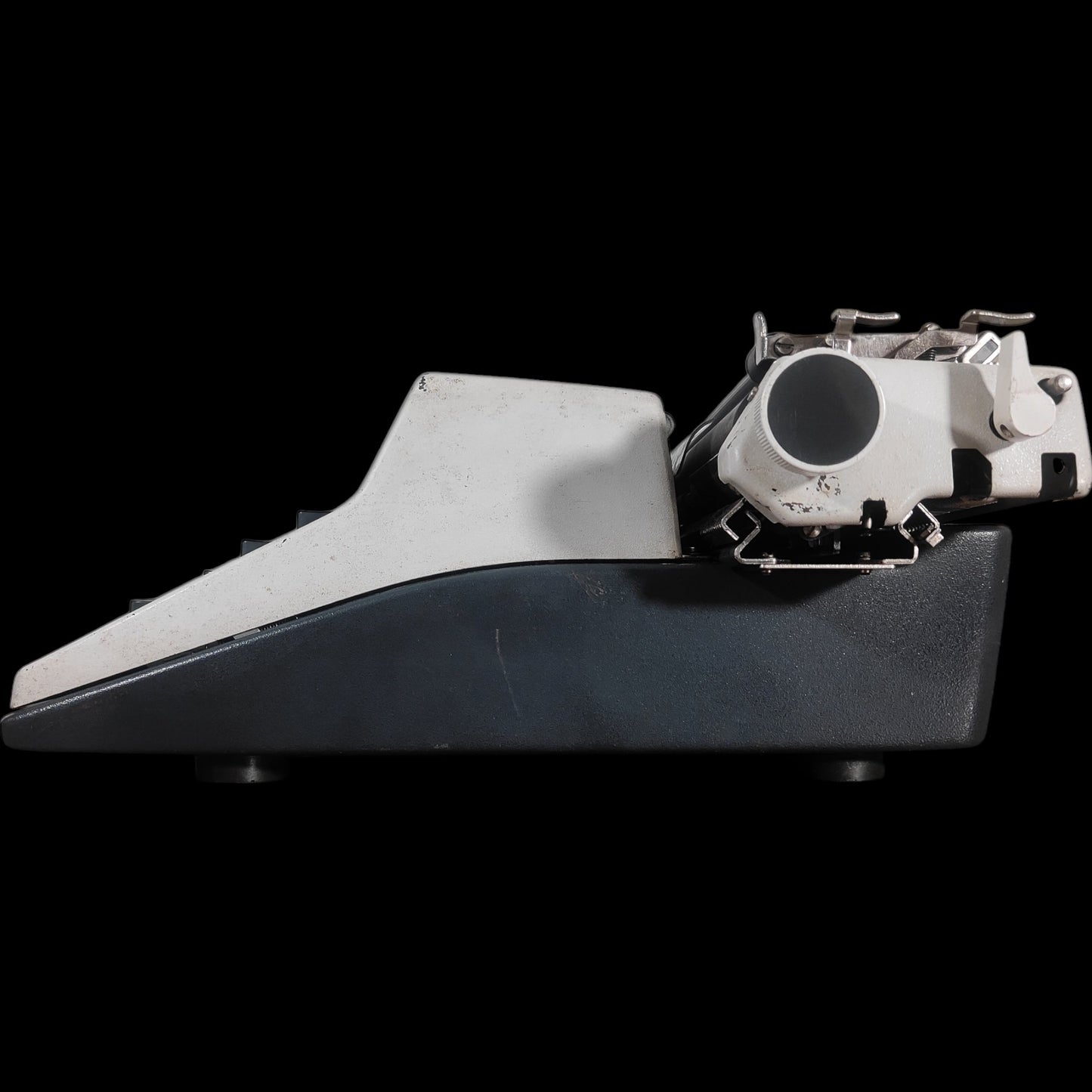 Image of Olympia SM9 Typewriter. Available from universaltypewritercompany.in