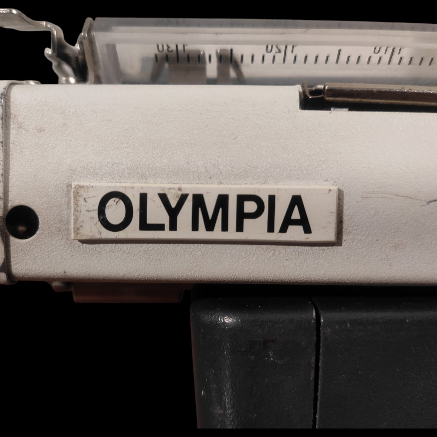 Image of Olympia SM9 Typewriter. Available from universaltypewritercompany.in