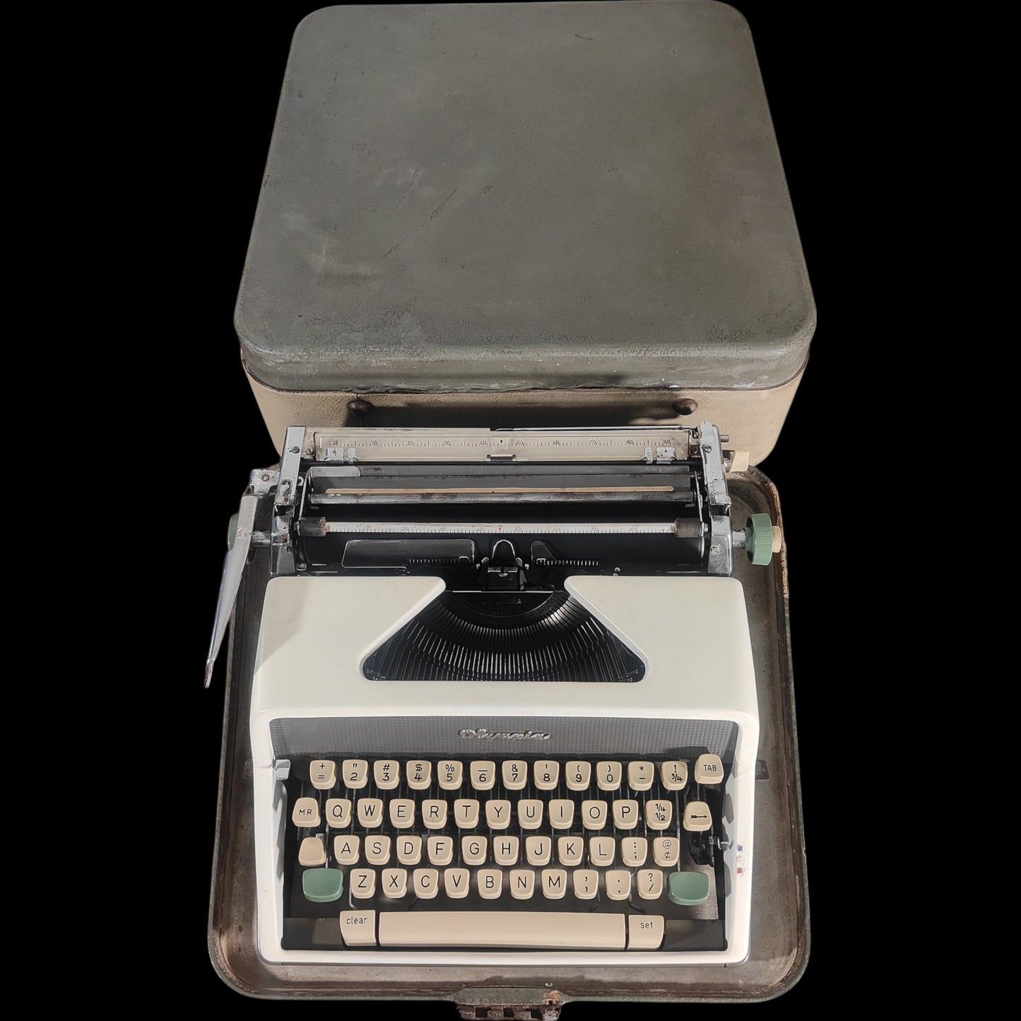 Image of Olympia SM7 Typewriter. Available from universaltypewritercompany.in
