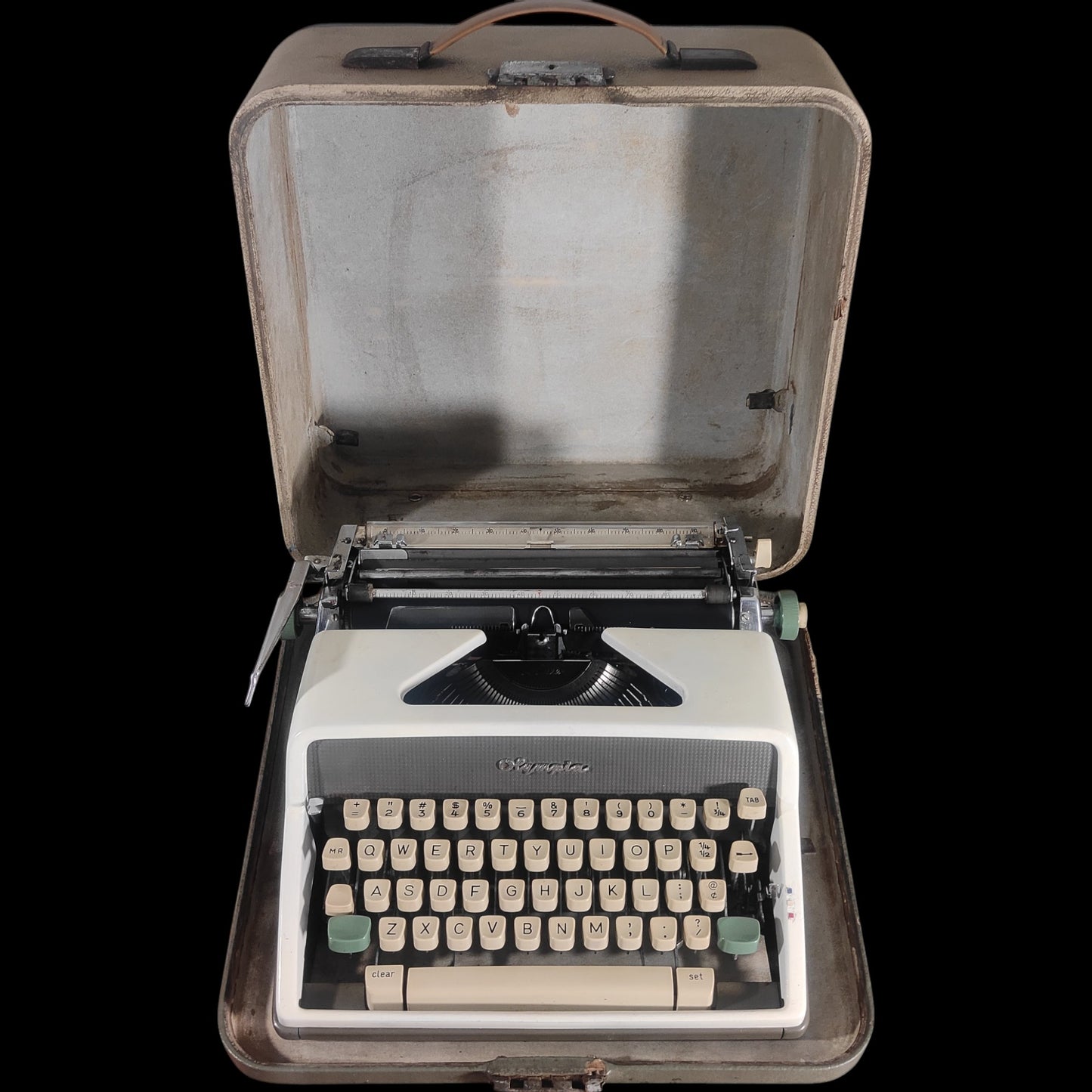 Image of Olympia SM7 Typewriter. Available from universaltypewritercompany.in