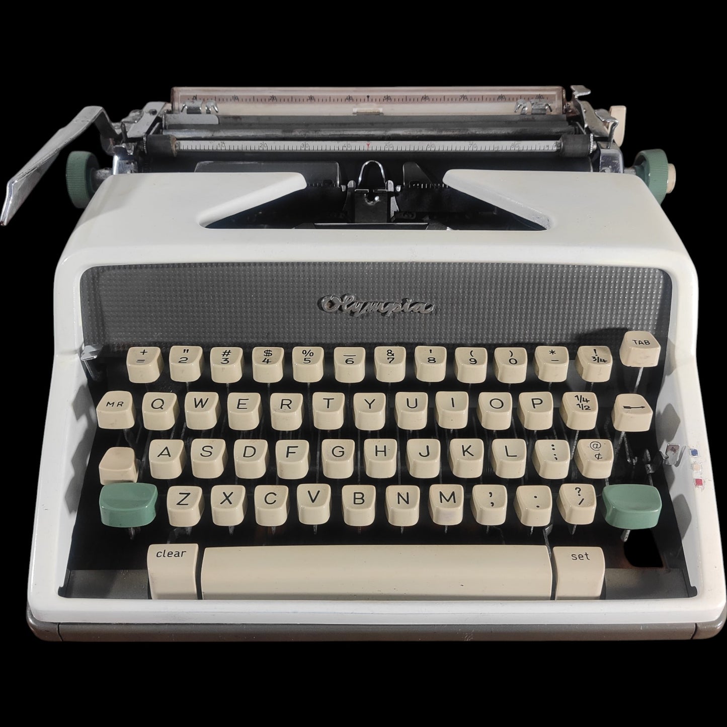 Image of Olympia SM7 Typewriter. Available from universaltypewritercompany.in