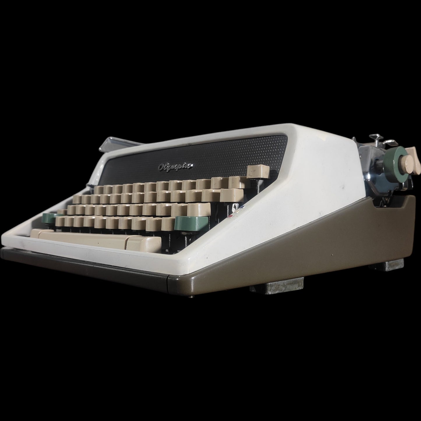 Image of Olympia SM7 Typewriter. Available from universaltypewritercompany.in