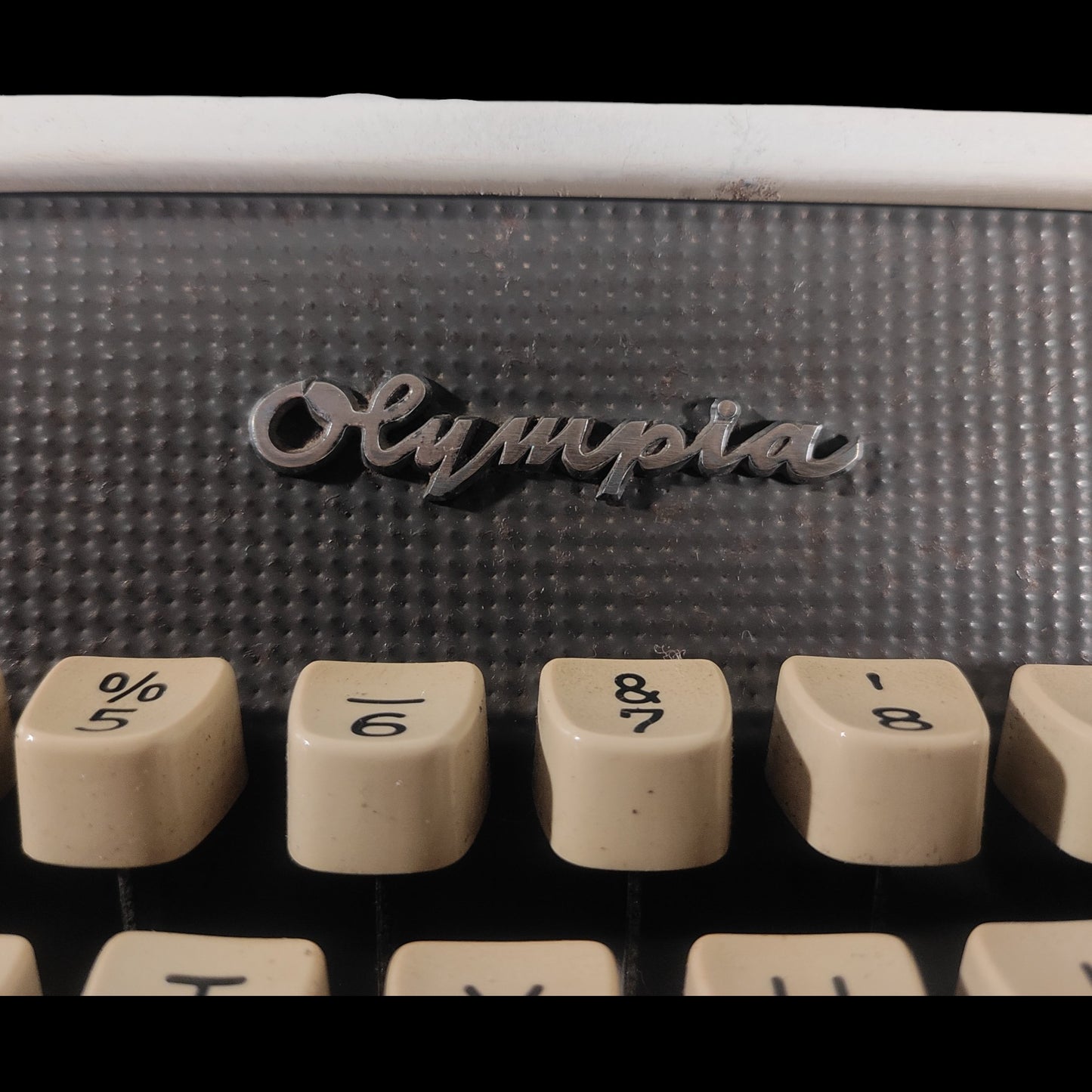 Image of Olympia SM7 Typewriter. Available from universaltypewritercompany.in