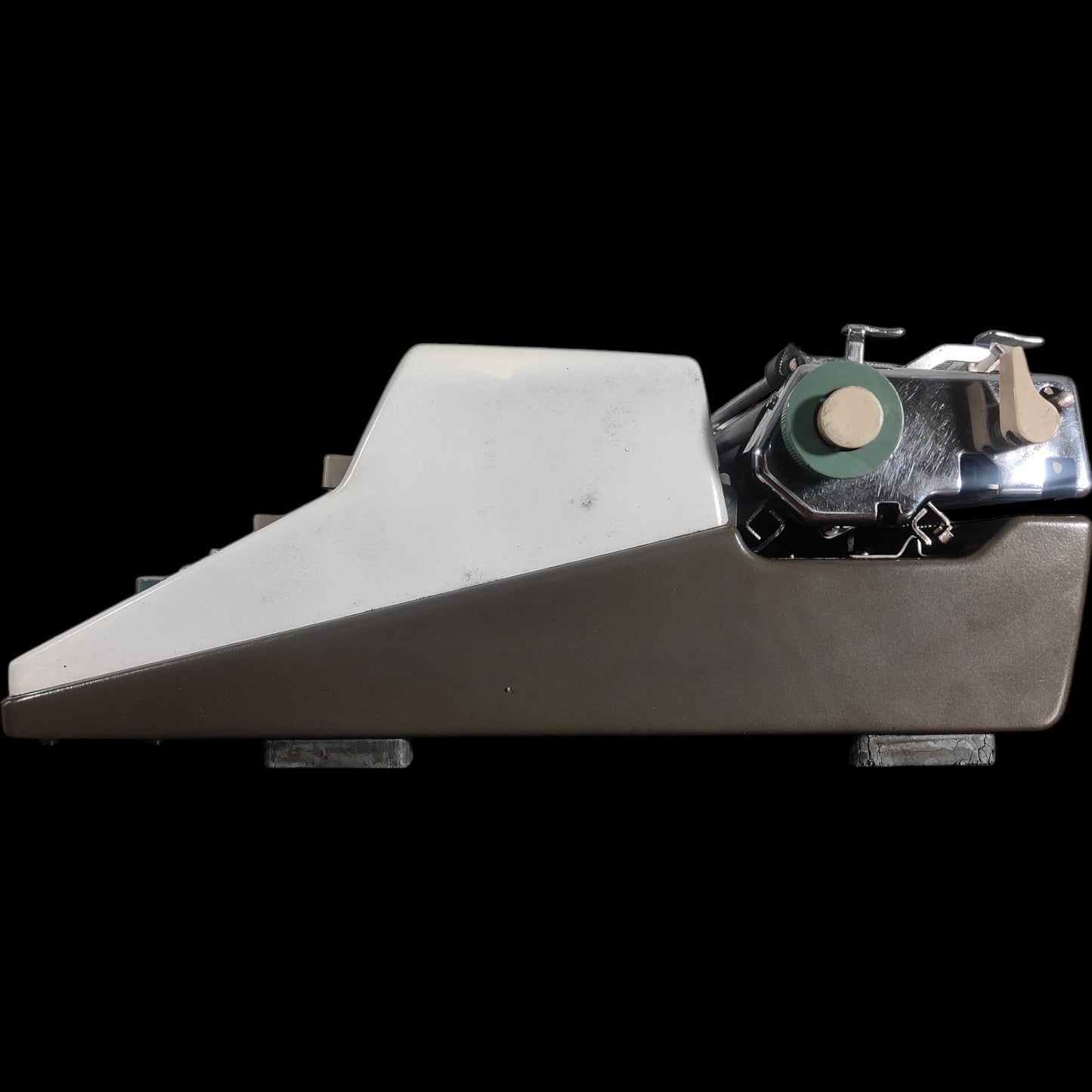 Image of Olympia SM7 Typewriter. Available from universaltypewritercompany.in