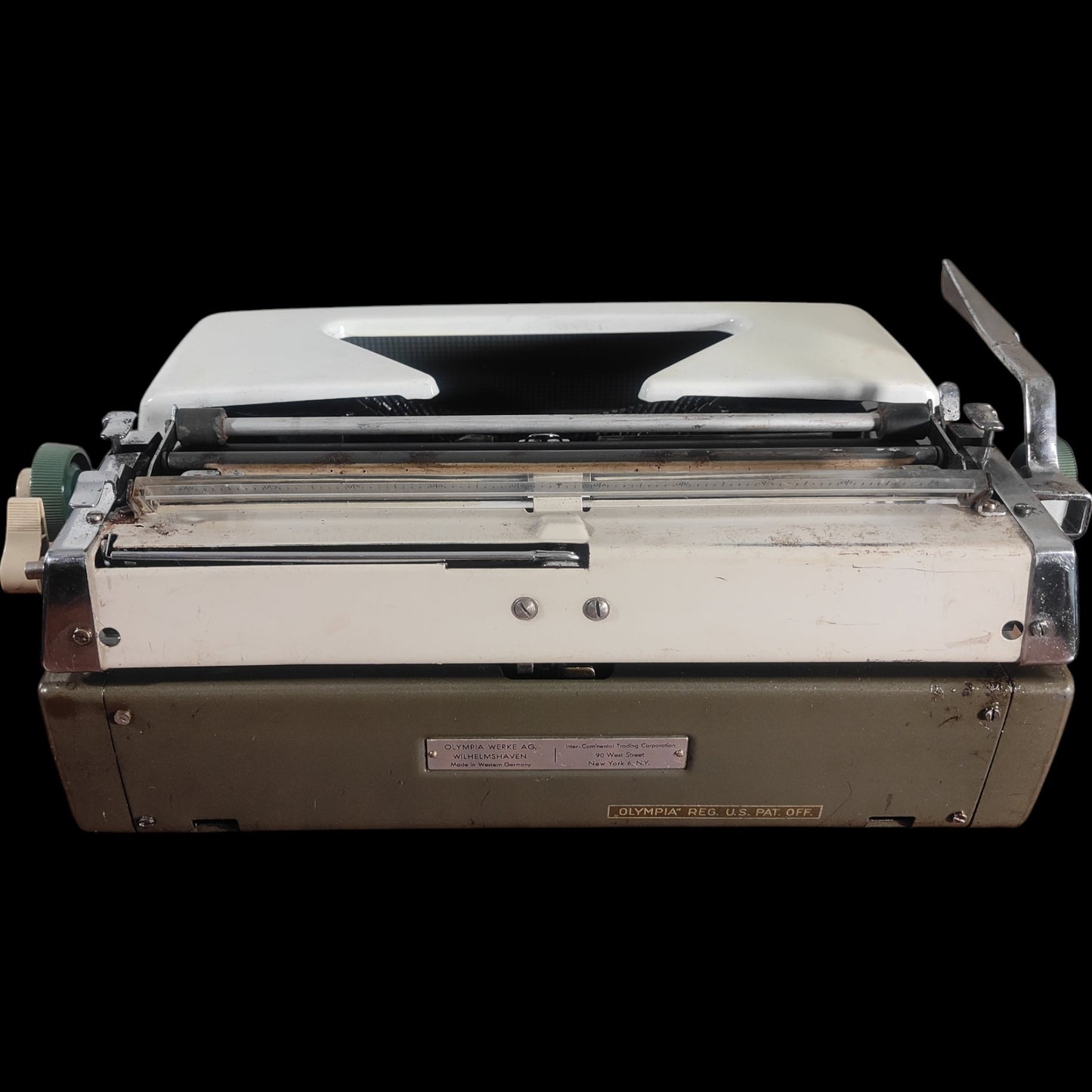 Image of Olympia SM7 Typewriter. Available from universaltypewritercompany.in
