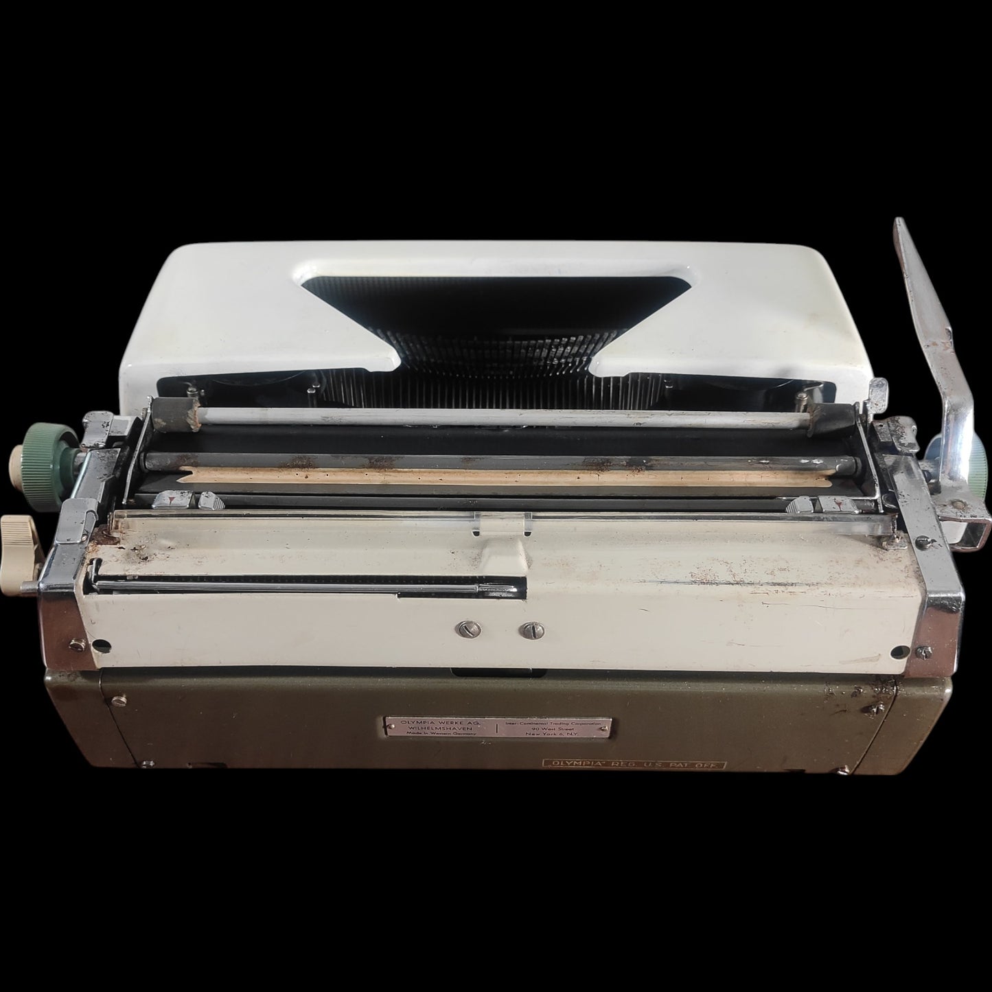 Image of Olympia SM7 Typewriter. Available from universaltypewritercompany.in